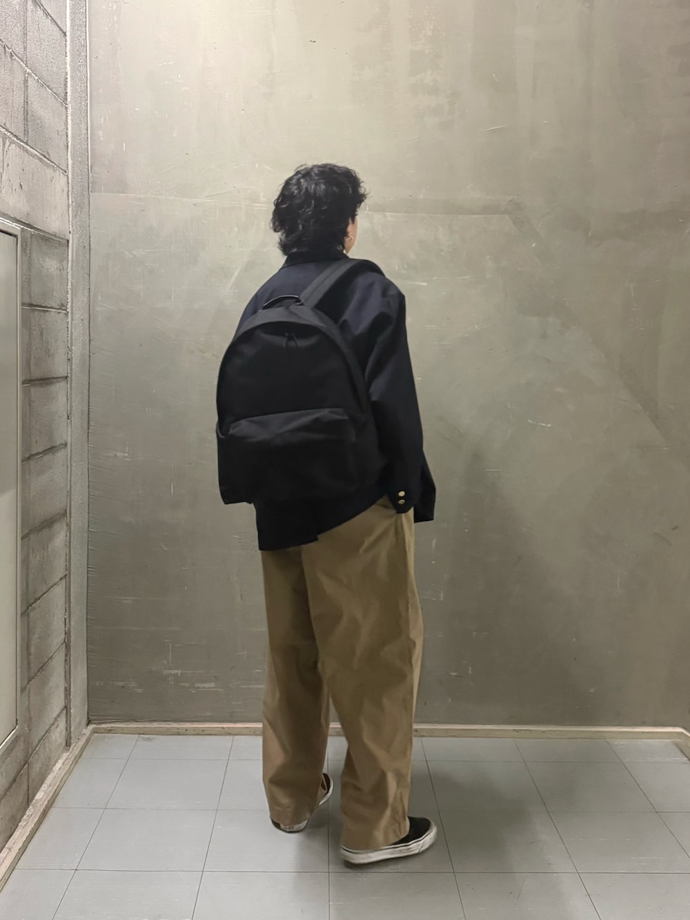 ホワイト系のシャツ/ブラウス、ブラック系のバックパック/リュック、ブルー系のその他アウターを着用したメンズの春コーディネートの2枚目の写真