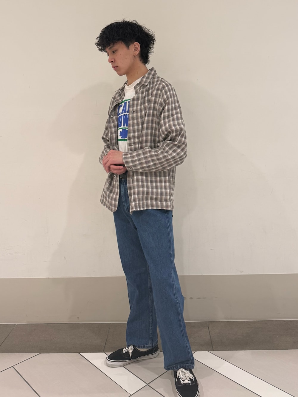 ベージュ系のその他アウター、ブルー系のデニムパンツを着用したメンズの春コーディネートの2枚目の写真