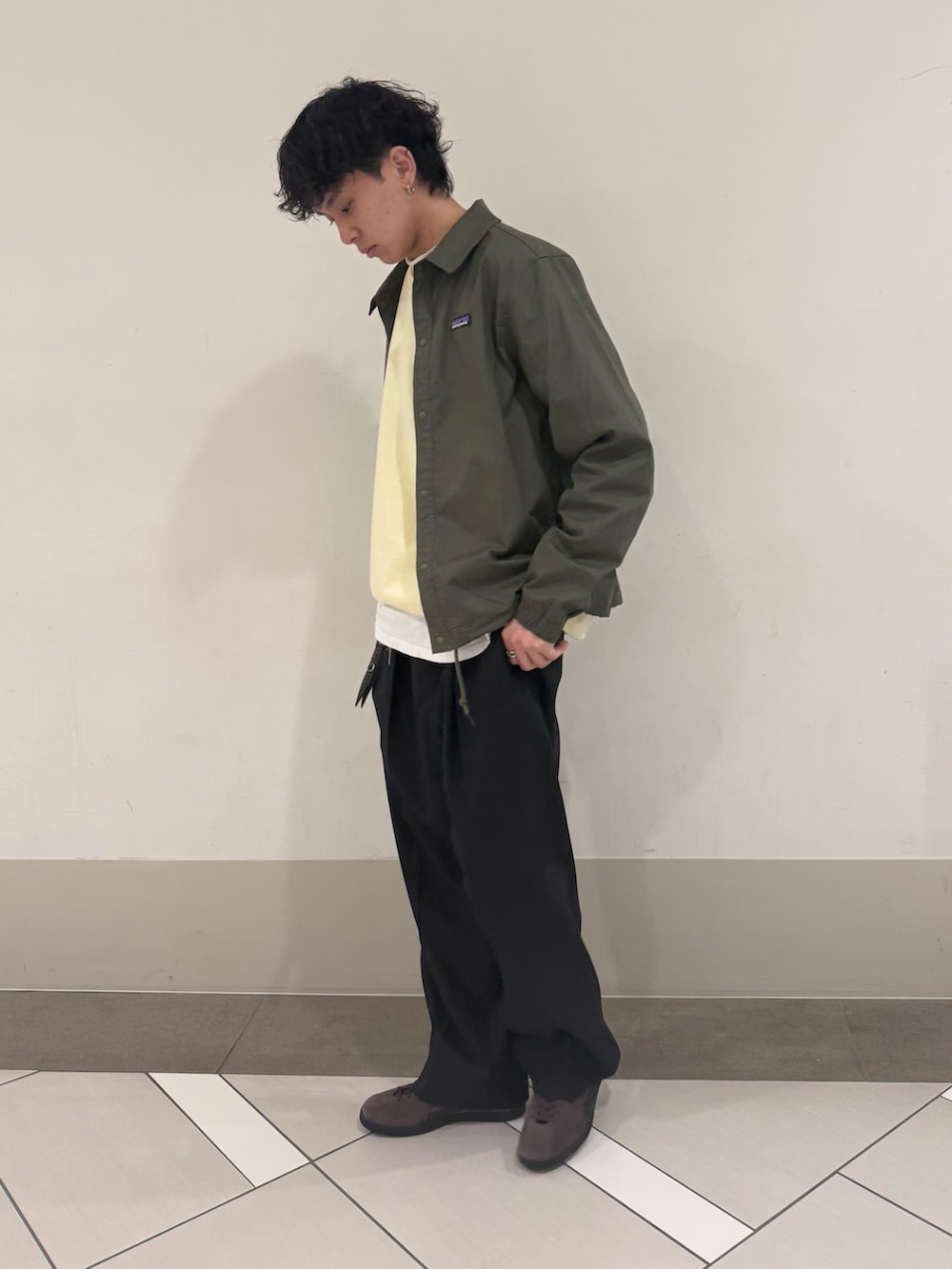 その他のTシャツ/カットソー、ブラウン系のスニーカーを着用したメンズの春コーディネートの2枚目の写真