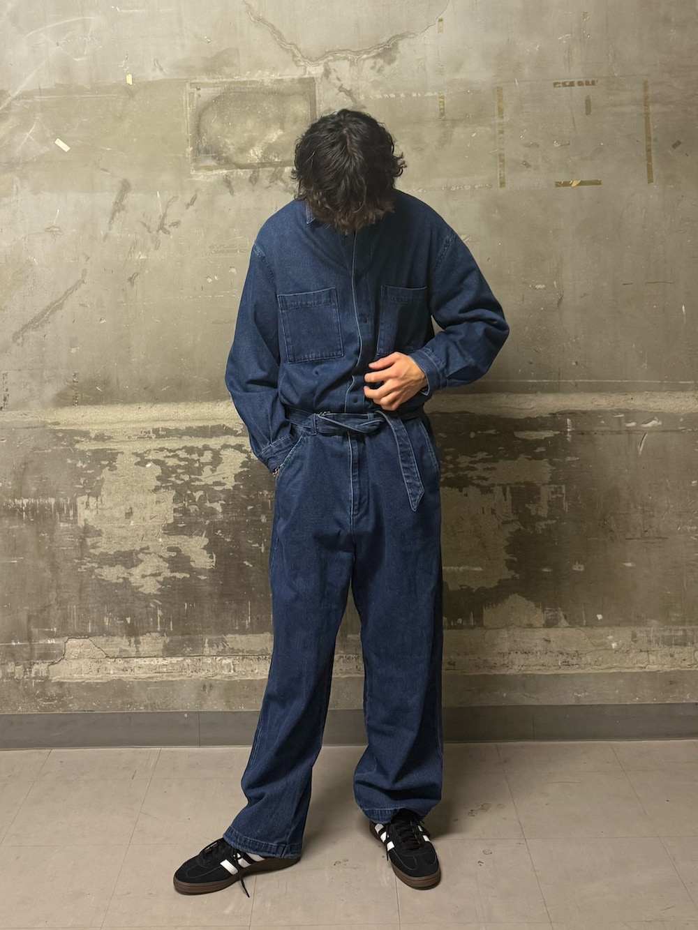 ブルー系のその他パンツ、ブラック系のスニーカーを着用したメンズの冬コーディネートの3枚目の写真