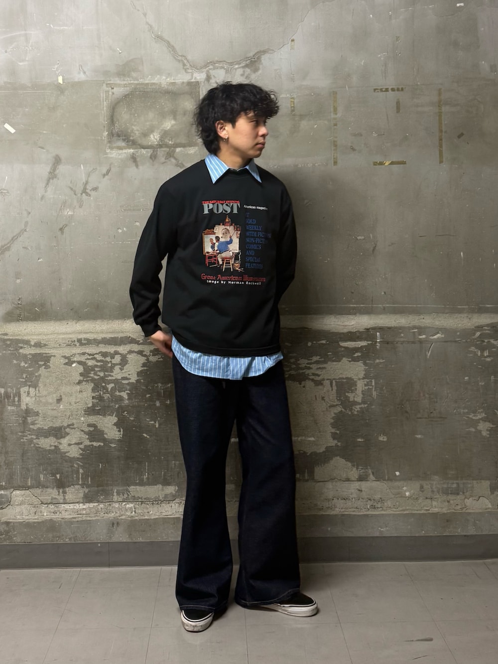 ブルー系のデニムパンツ、ブラック系のTシャツ/カットソーを着用したメンズの春コーディネートの2枚目の写真