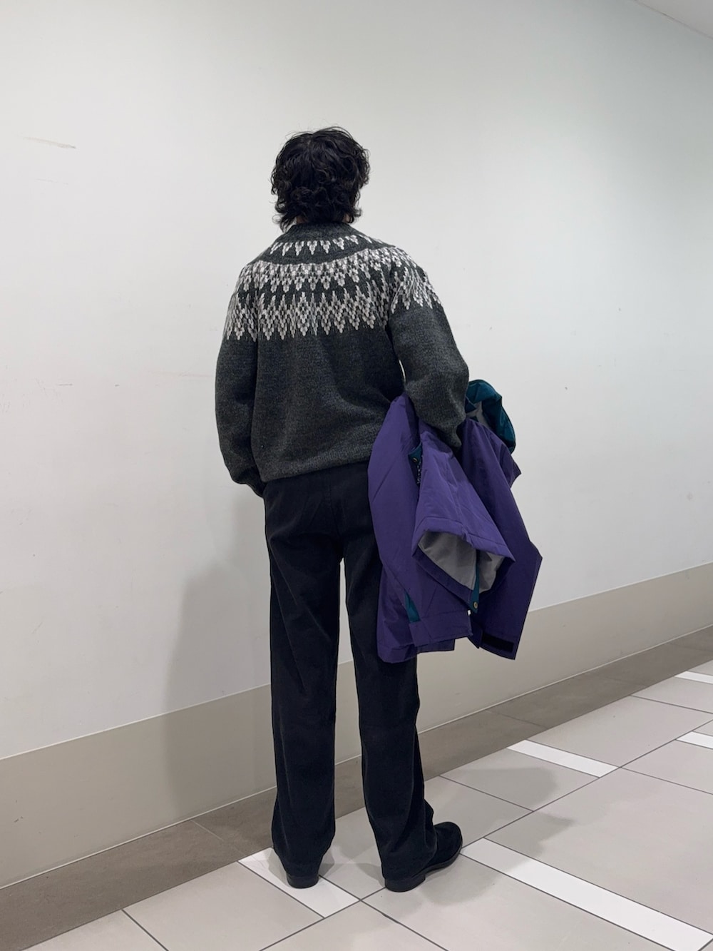 パープル系のその他アウター、グレー系のニット/セーター、グレー系のその他パンツを着用したメンズの冬コーディネートの5枚目の写真