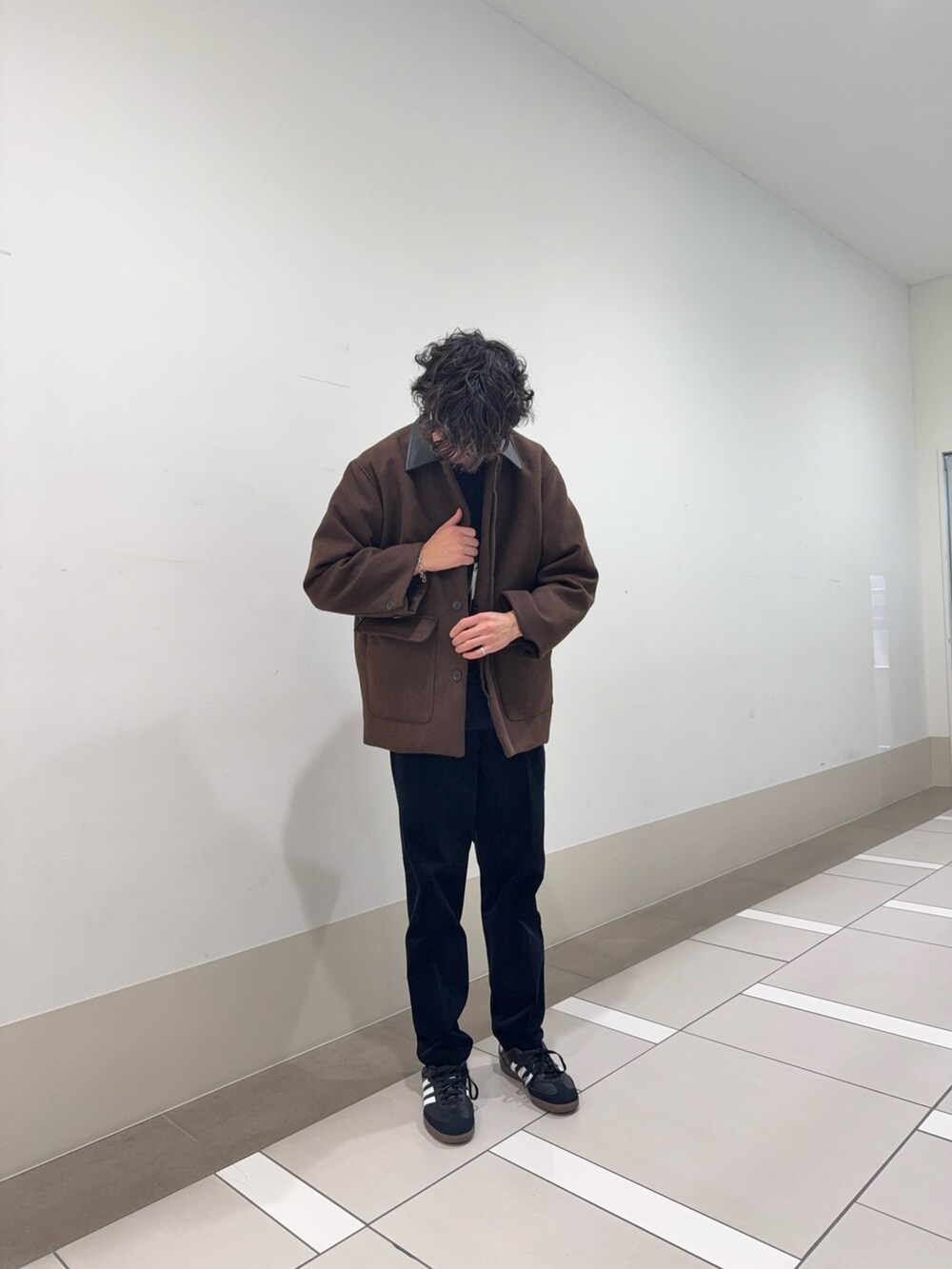ブラウン系のカバーオール、ブルー系のその他パンツ、ブルー系のニット/セーターを着用したメンズの冬コーディネートの3枚目の写真