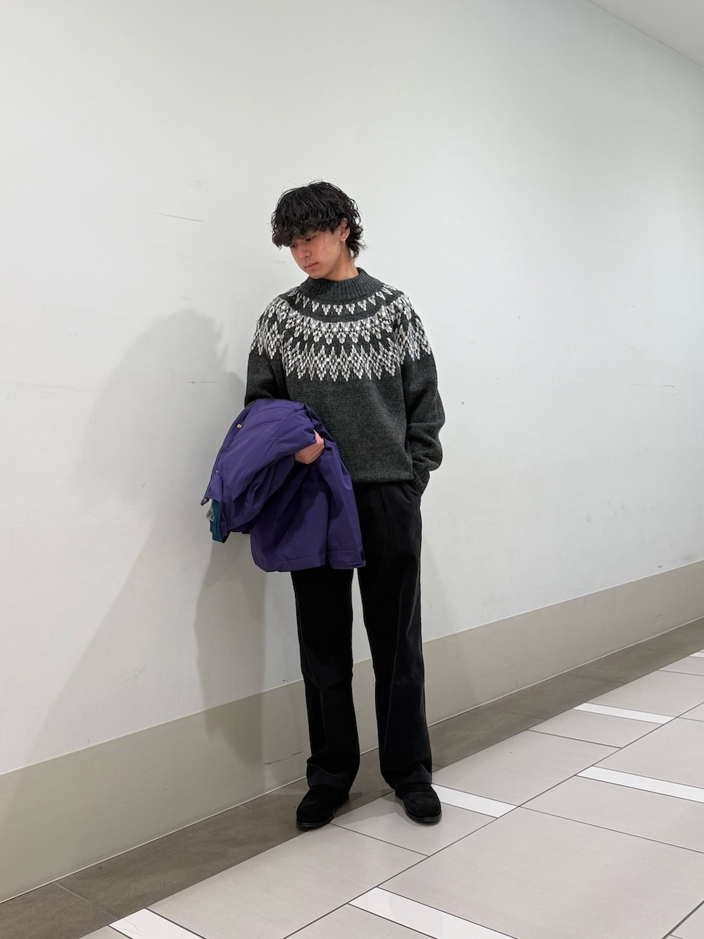 パープル系のその他アウター、グレー系のニット/セーター、グレー系のその他パンツを着用したメンズの冬コーディネートの4枚目の写真