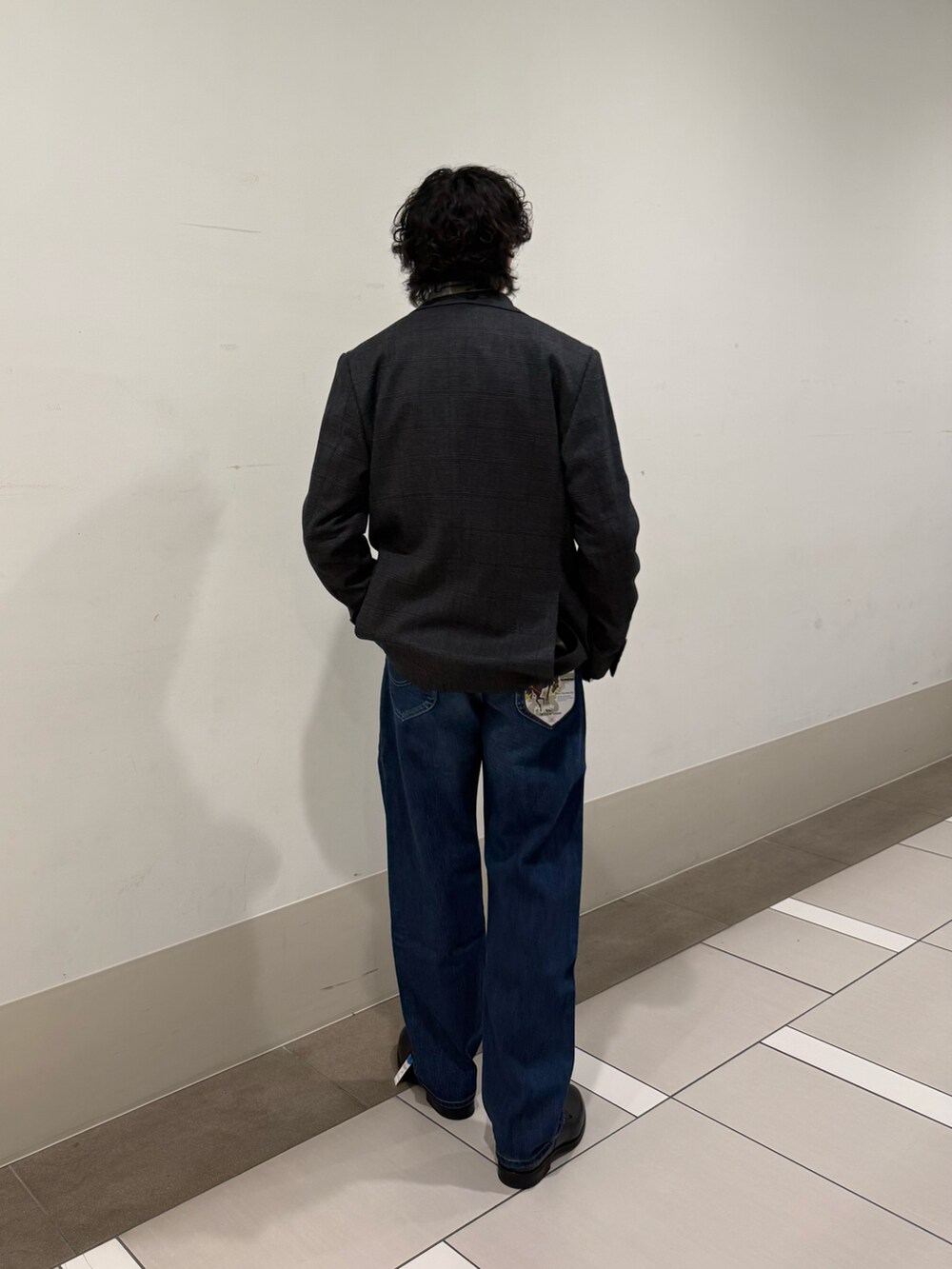 グレー系のその他アウター、グリーン系のシャツ/ブラウス、ブルー系のデニムパンツを着用したメンズの冬コーディネートの3枚目の写真