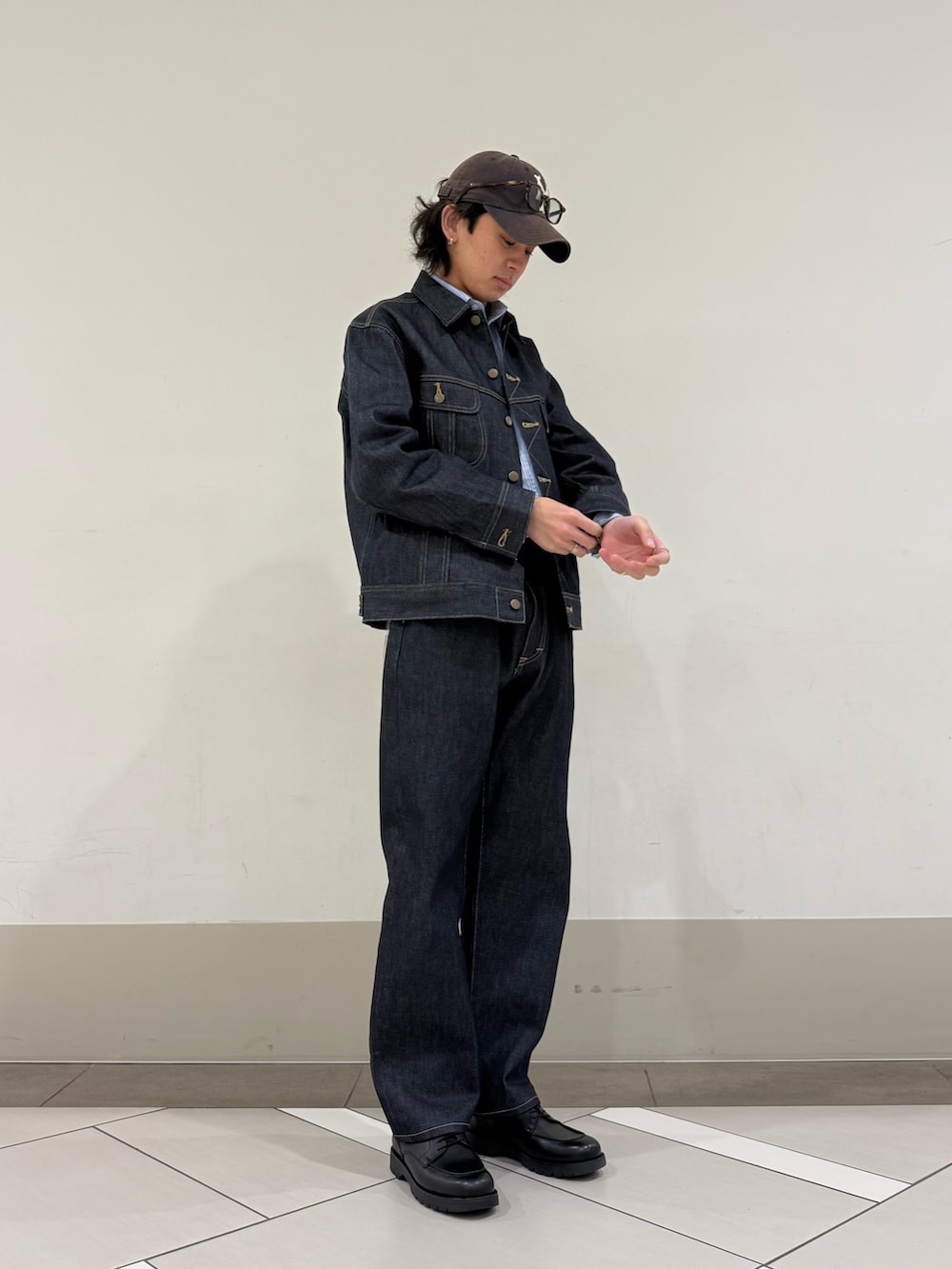 ブルー系のデニムパンツ、ブルー系のデニムジャケット、ブルー系のシャツ/ブラウスを着用したメンズの冬コーディネートの3枚目の写真