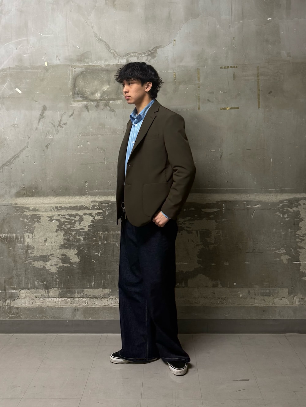 ブラウン系のその他アウター、ブルー系のデニムパンツ、ブラック系のベルトを着用したメンズの春コーディネートの2枚目の写真