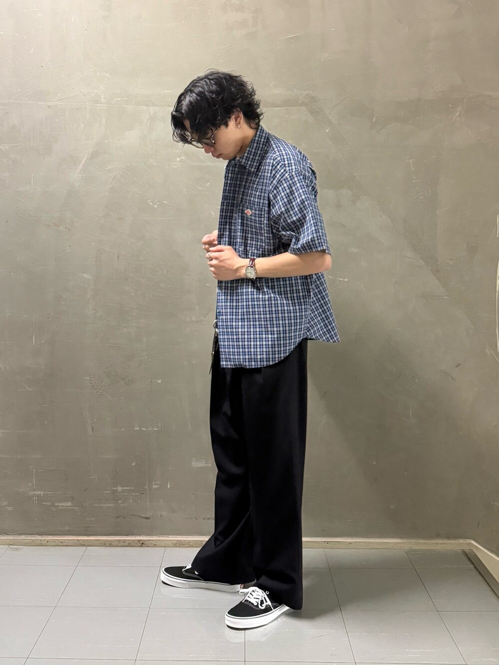 ブルー系のシャツ/ブラウス、ブラック系のスニーカーを着用したメンズの春コーディネートの3枚目の写真
