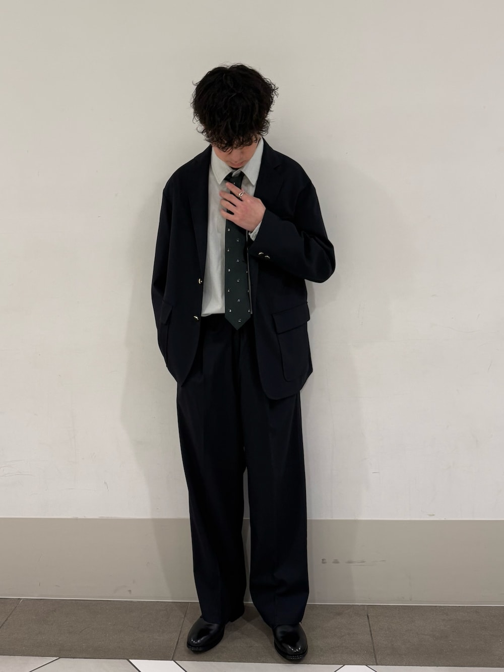 ブルー系のその他パンツ、ブラック系のドレスシューズ、ブルー系のその他アウターを着用したメンズの春コーディネートの5枚目の写真