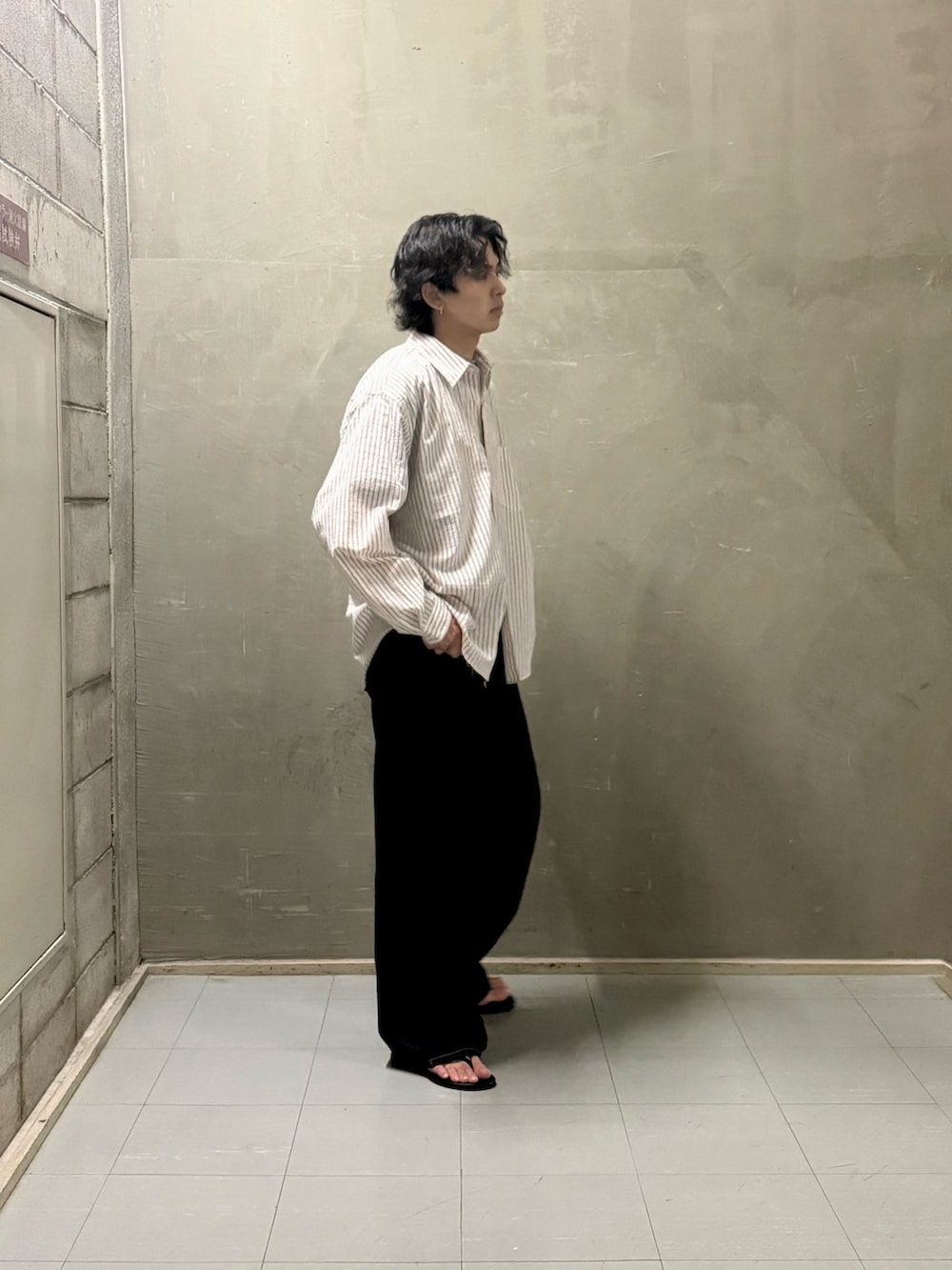 レッド系のシャツ/ブラウス、ブルー系のデニムパンツ、ブラック系のサンダルを着用したメンズの夏コーディネートの3枚目の写真