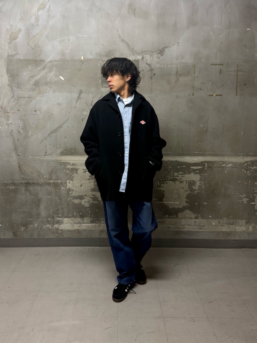 ブルー系のデニムパンツ、ブラック系のスニーカー、ブルー系のテーラードジャケットを着用したメンズの冬コーディネートの2枚目の写真