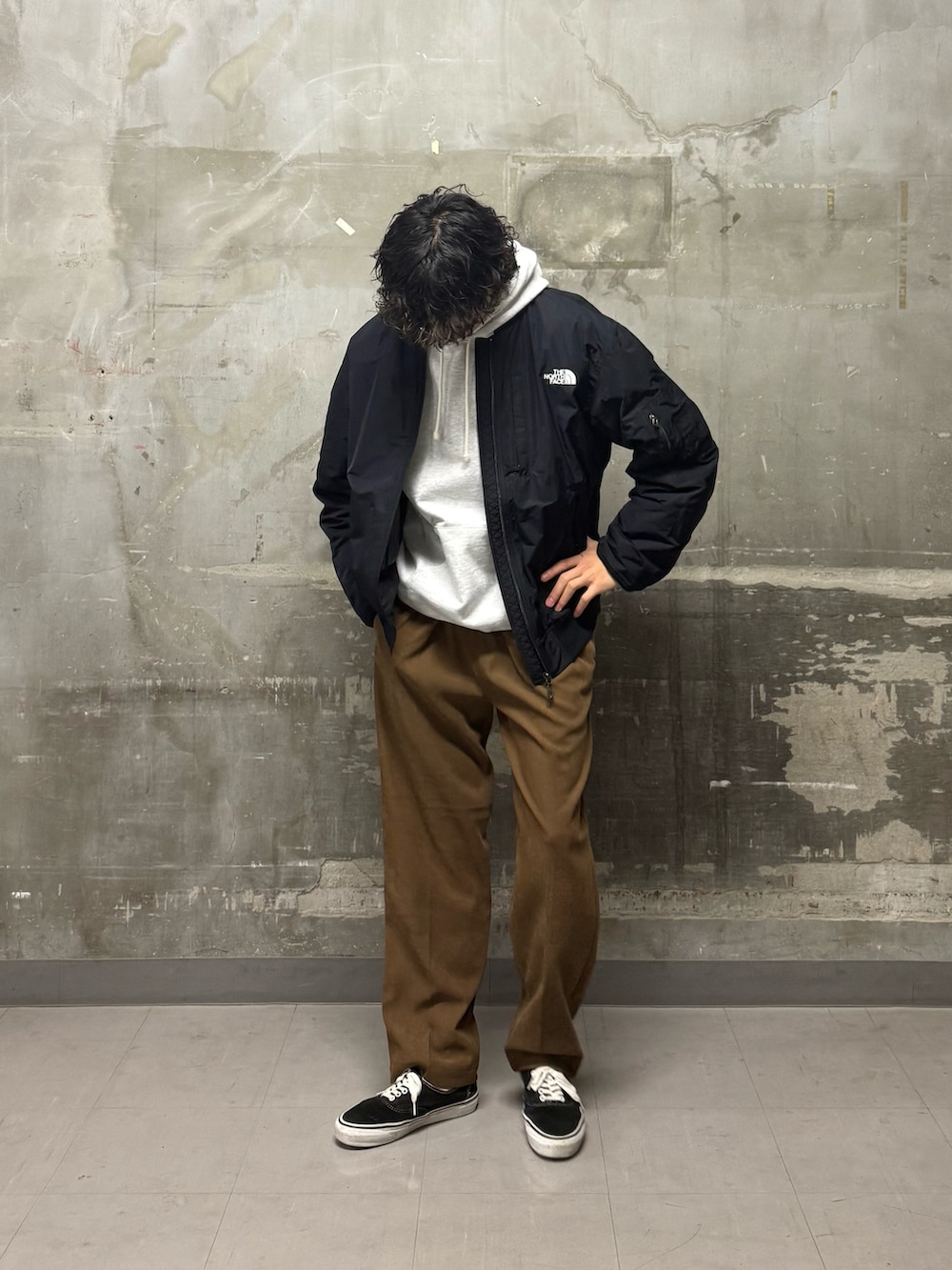 グレー系のパーカー、ベージュ系のその他パンツ、ブラック系のその他アウターを着用したメンズの冬コーディネートの2枚目の写真