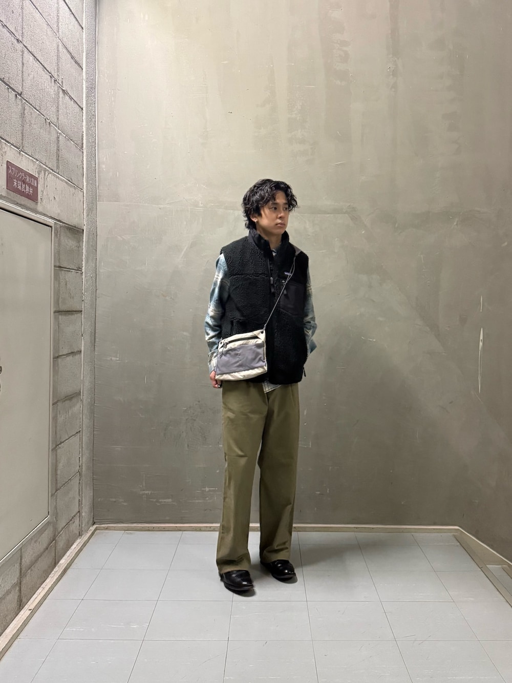 グレー系のショルダーバッグ、ブルー系のシャツ/ブラウス、ベージュ系のその他パンツを着用したメンズの秋コーディネートの2枚目の写真