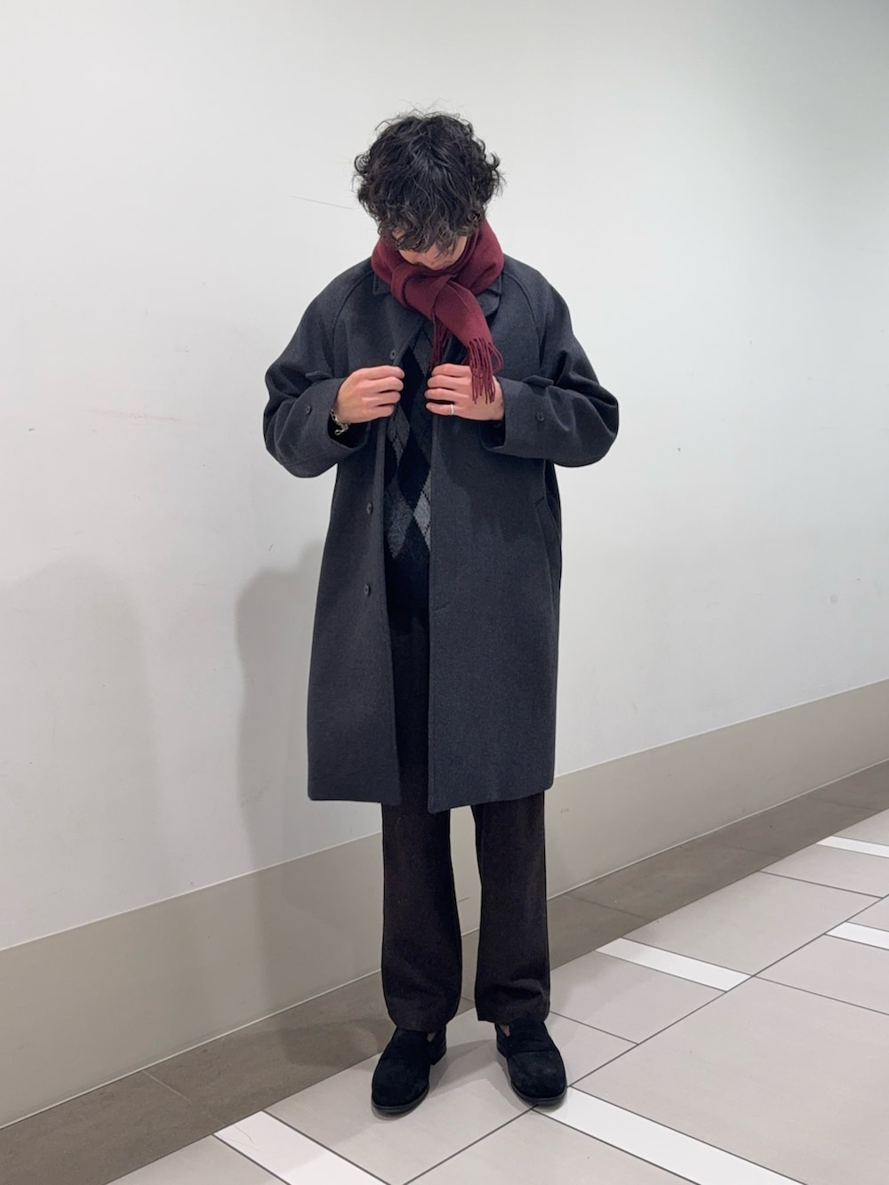 グレー系のステンカラーコート、ブラウン系のその他パンツ、ブラック系のドレスシューズを着用したメンズの冬コーディネートの5枚目の写真