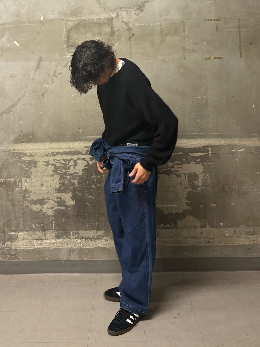 ブルー系のその他パンツ、ブラック系のスニーカーを着用したメンズの冬コーディネートの4枚目の写真