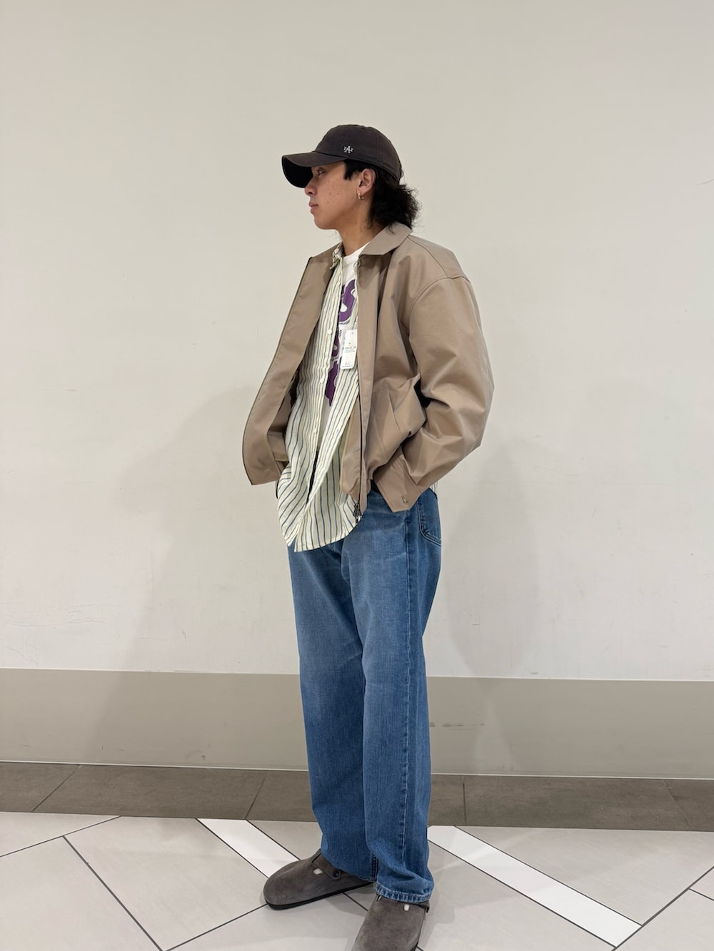 ベージュ系のブルゾン、ブルー系のデニムパンツ、イエロー系のシャツ/ブラウスを着用したメンズの冬コーディネートの2枚目の写真