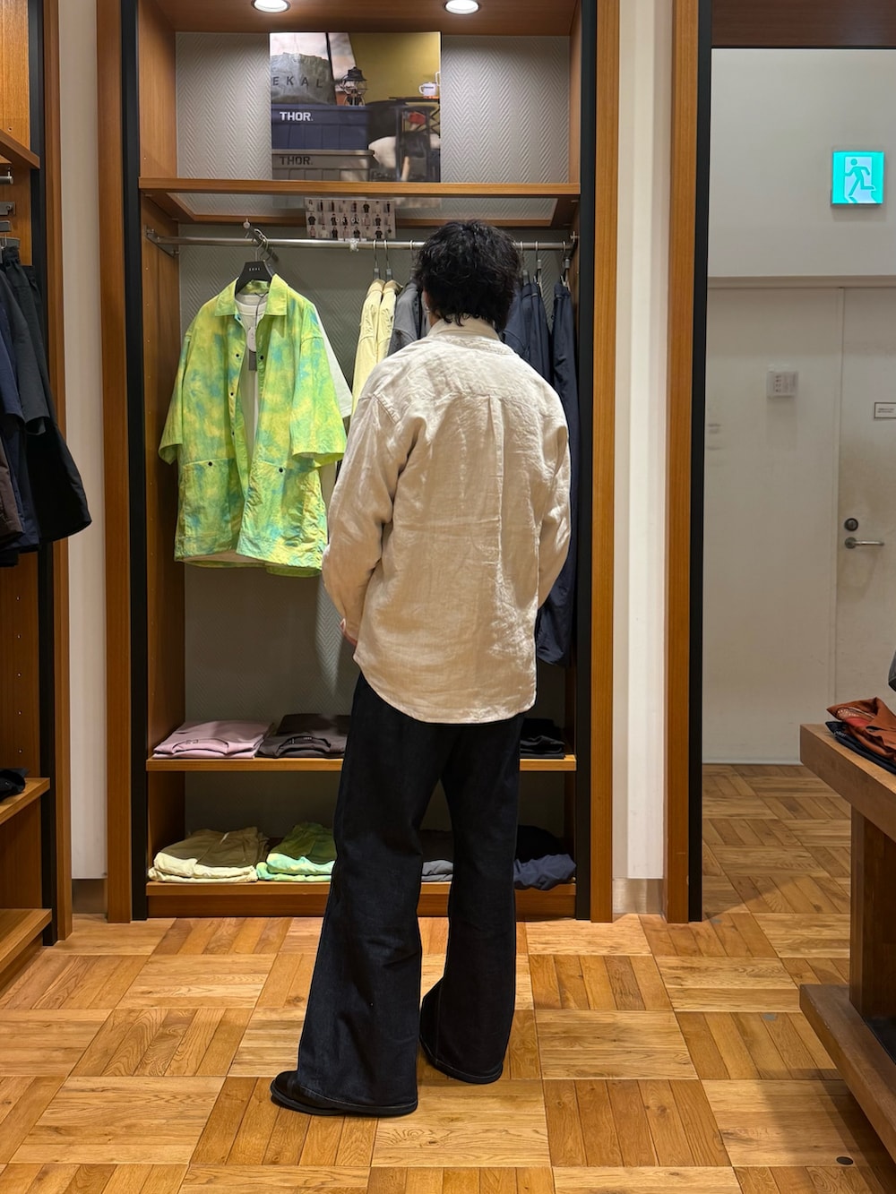 ブルー系のデニムパンツ、ホワイト系のシャツ/ブラウス、ブラック系のベルトを着用したメンズの春コーディネートの2枚目の写真