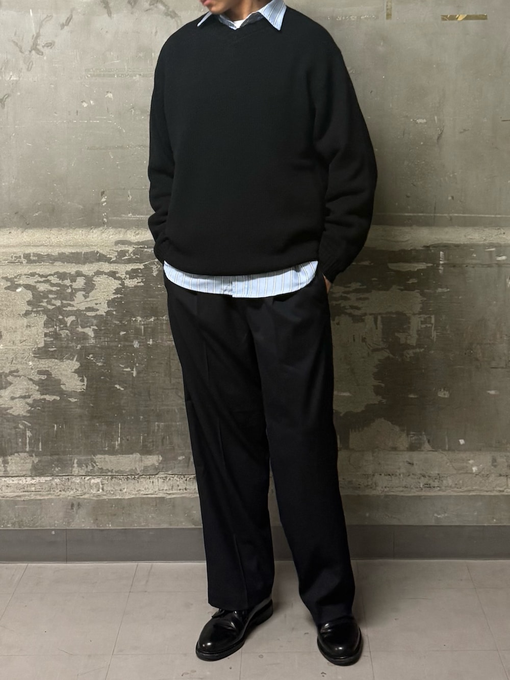 ブラック系のニット/セーター、ブルー系のその他パンツ、ブルー系のシャツ/ブラウスを着用したメンズの冬コーディネートの3枚目の写真