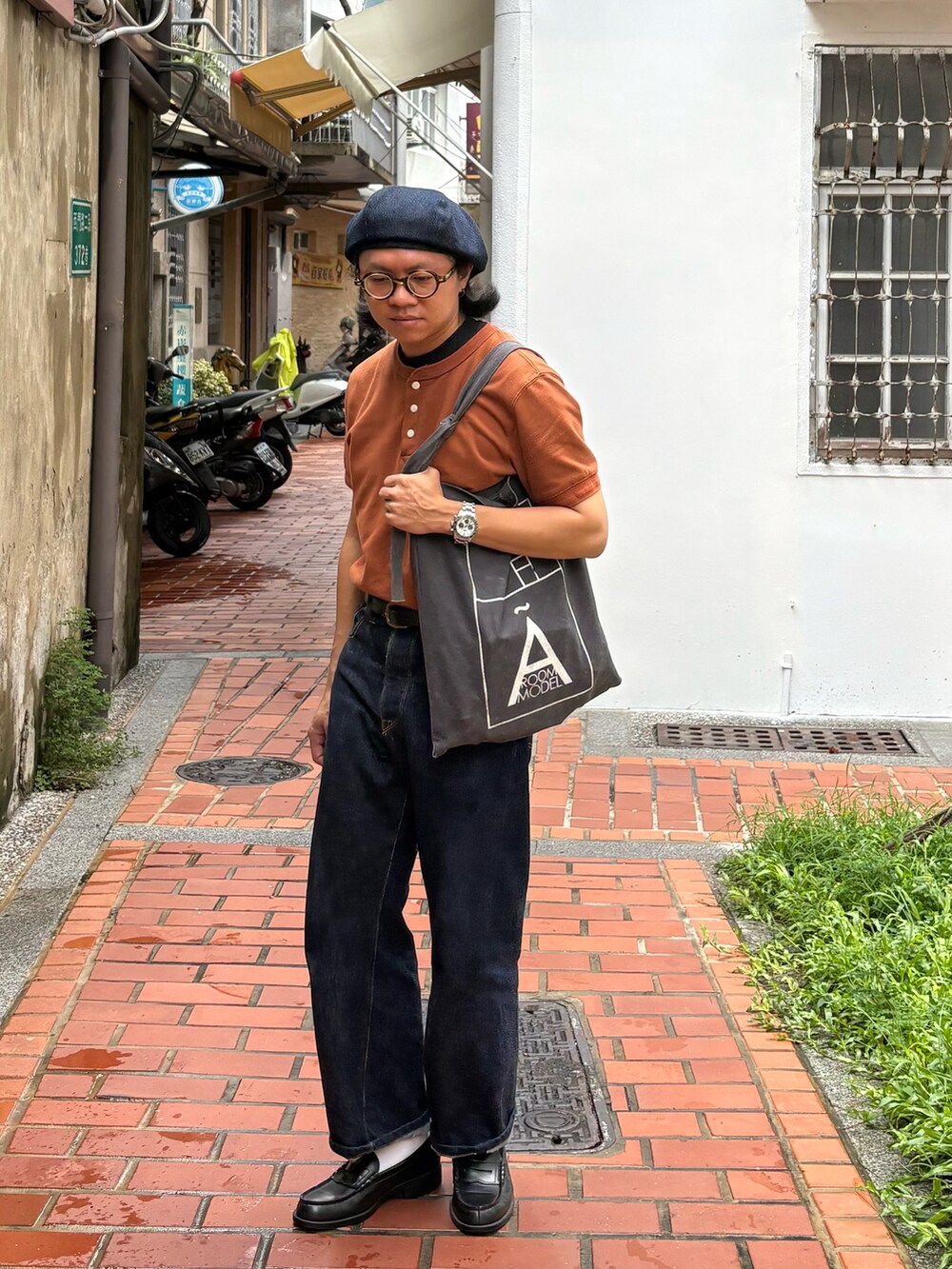 ブラック系のローファーを着用したメンズの夏コーディネートの2枚目の写真