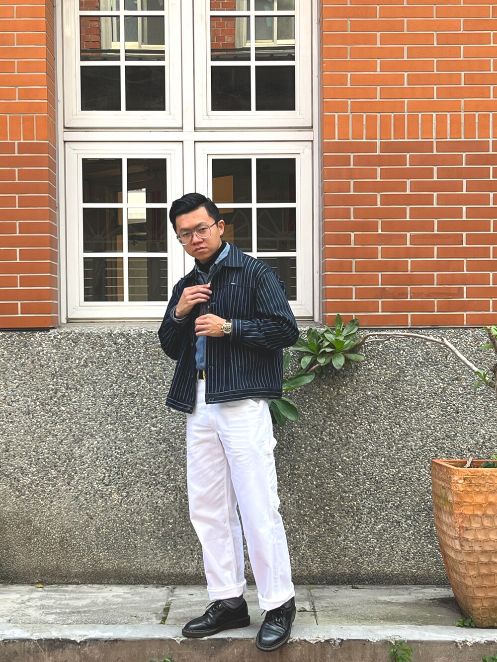 「ootd、古著混搭、台北」｜「UNIVERSAL OVERALLのアイテム（チノパンツ、ホワイト系）」を使った、CHLeeさん（メンズ・165cm）の冬コーディネートの3枚目の写真
