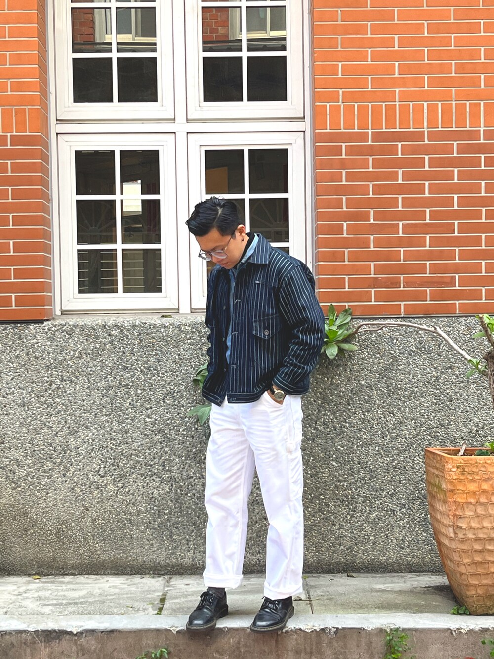 「ootd、古著混搭、台北」｜「UNIVERSAL OVERALLのアイテム（チノパンツ、ホワイト系）」を使った、CHLeeさん（メンズ・165cm）の冬コーディネートの2枚目の写真