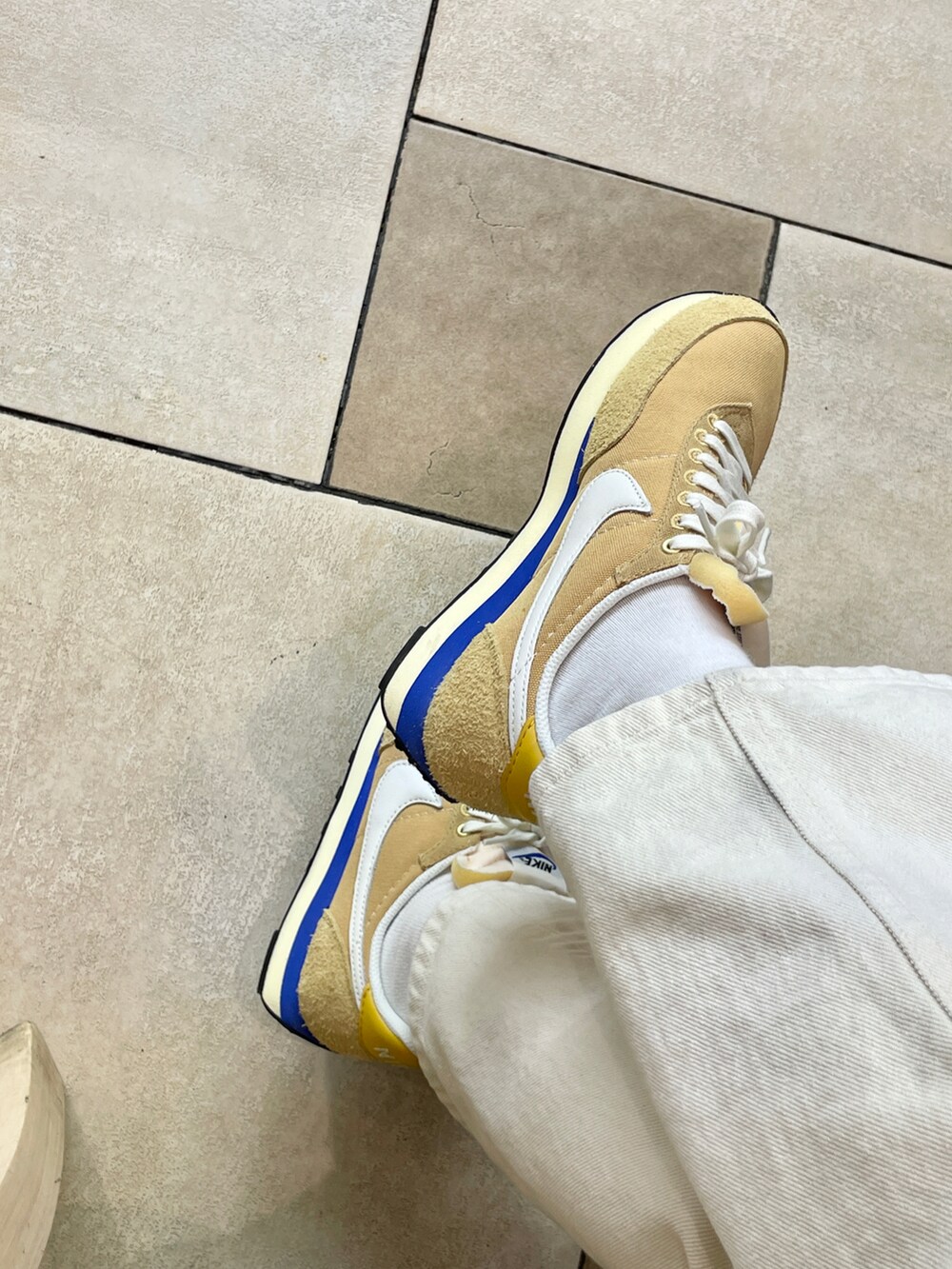 イエロー系のトップス、イエロー系のシューズを着用したレディースの春コーディネートの2枚目の写真