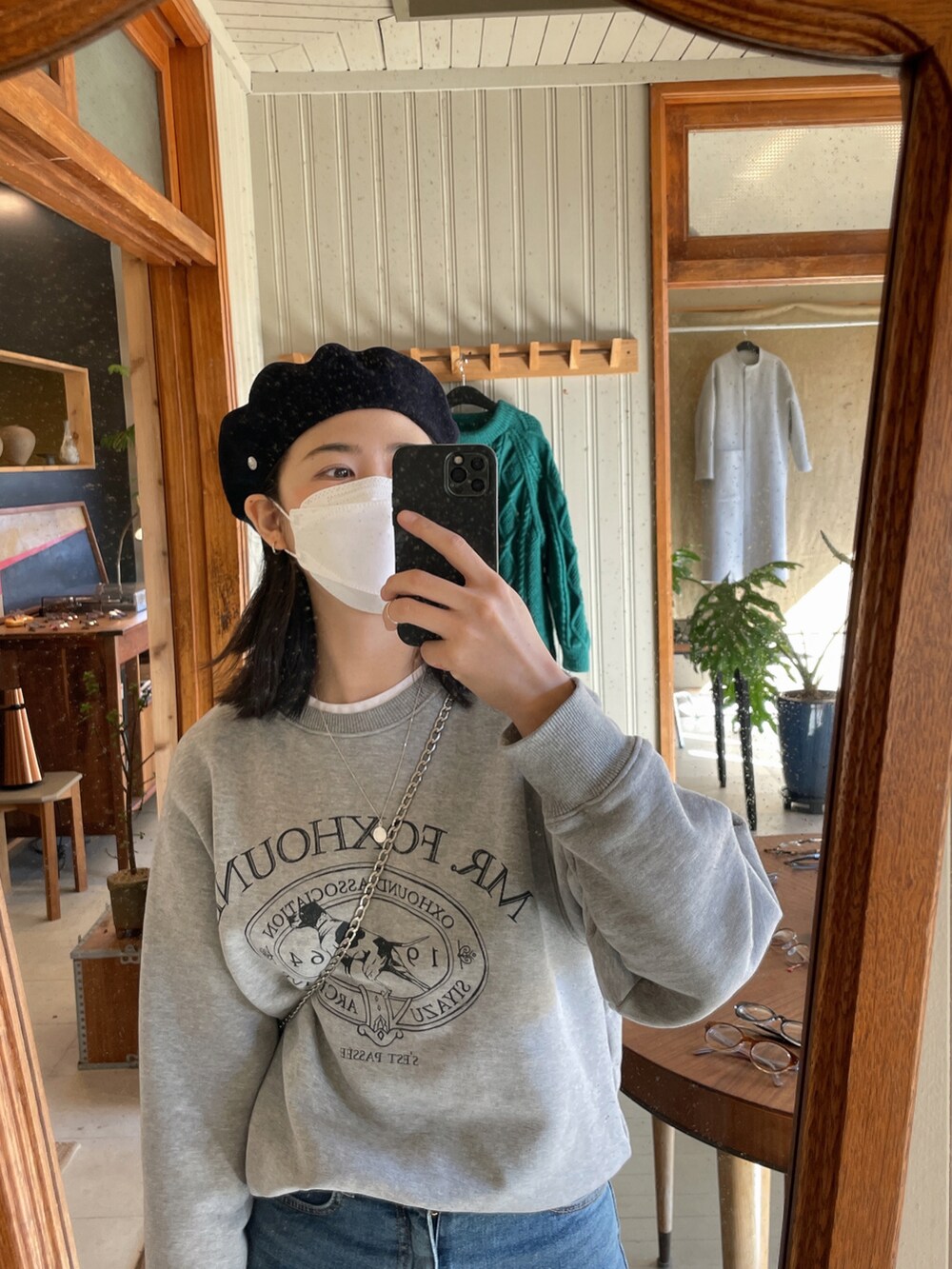 ブルー系のチェスターコートを着用したレディースの冬コーディネートの3枚目の写真