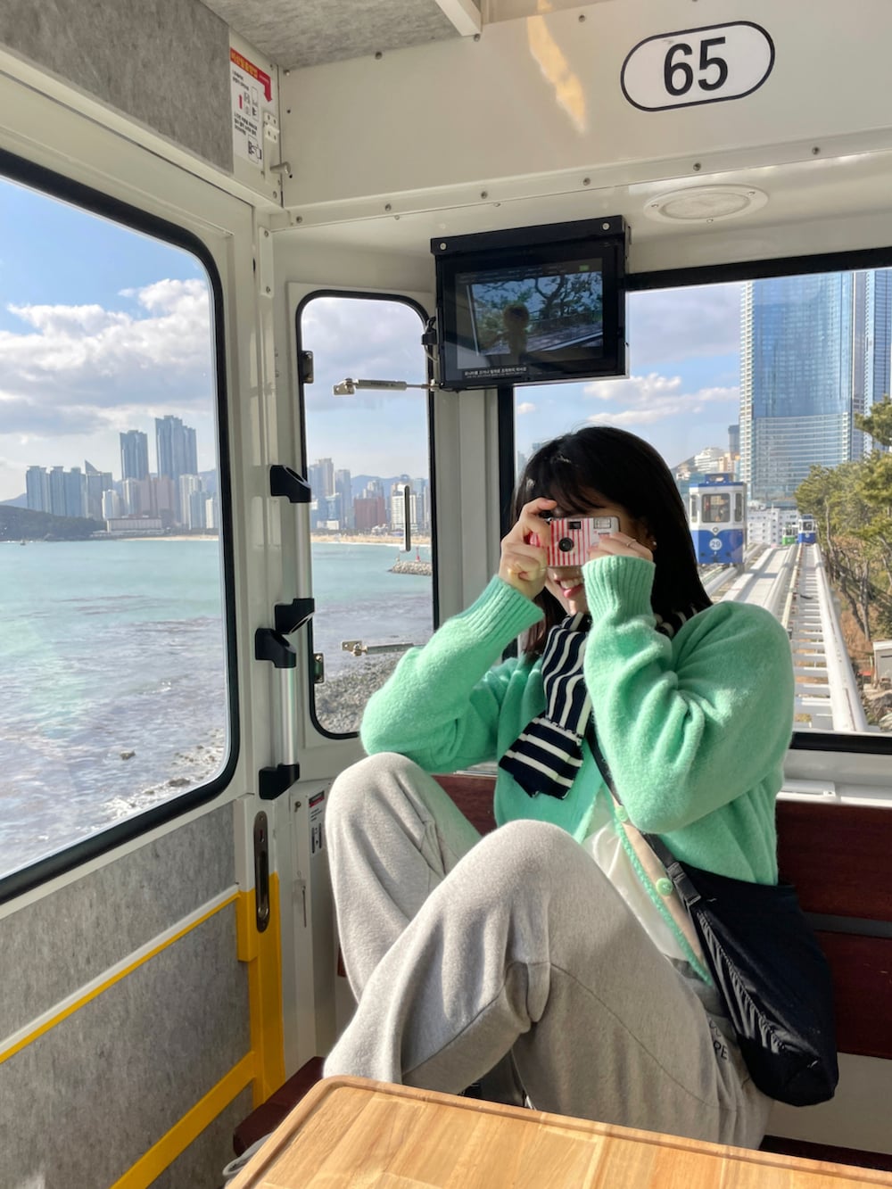 ブルー系のファッション雑貨を着用したレディースの春コーディネートの2枚目の写真