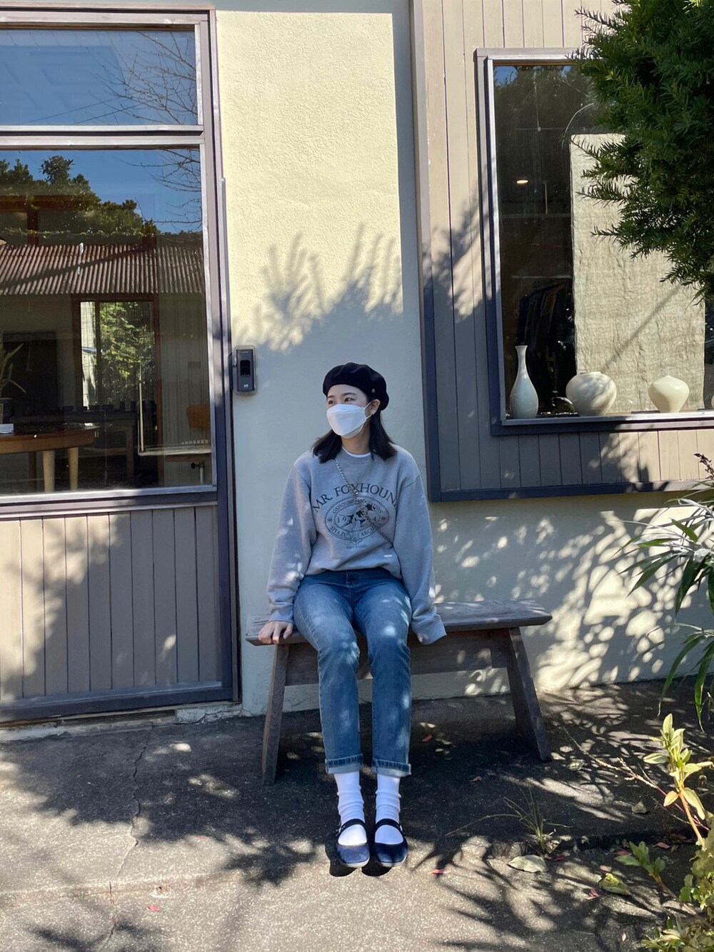 ブルー系のチェスターコートを着用したレディースの冬コーディネートの2枚目の写真