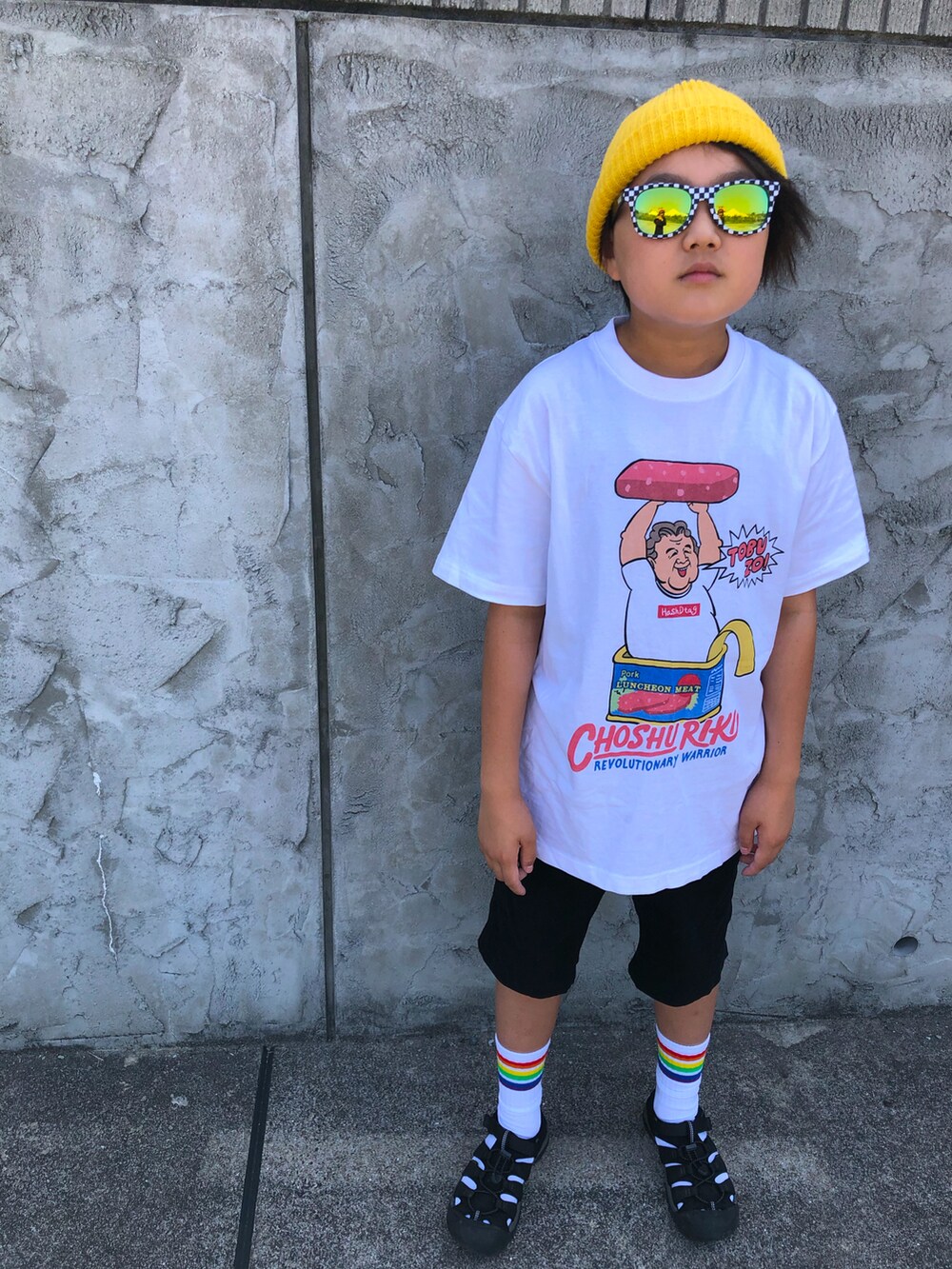 ブラック系のサンダル、ブラック系のその他パンツ、ホワイト系のTシャツ/カットソーを着用したキッズの春コーディネートの2枚目の写真