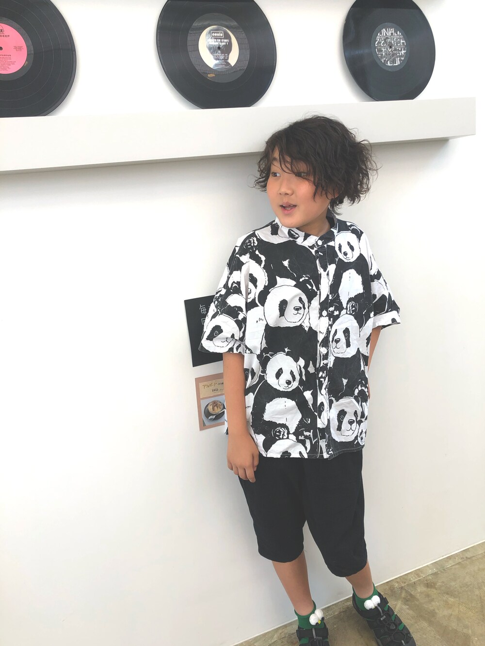 ブラック系のシャツ/ブラウス、ブラック系のサンダル、グリーン系のソックス/靴下を着用したキッズの春コーディネートの2枚目の写真