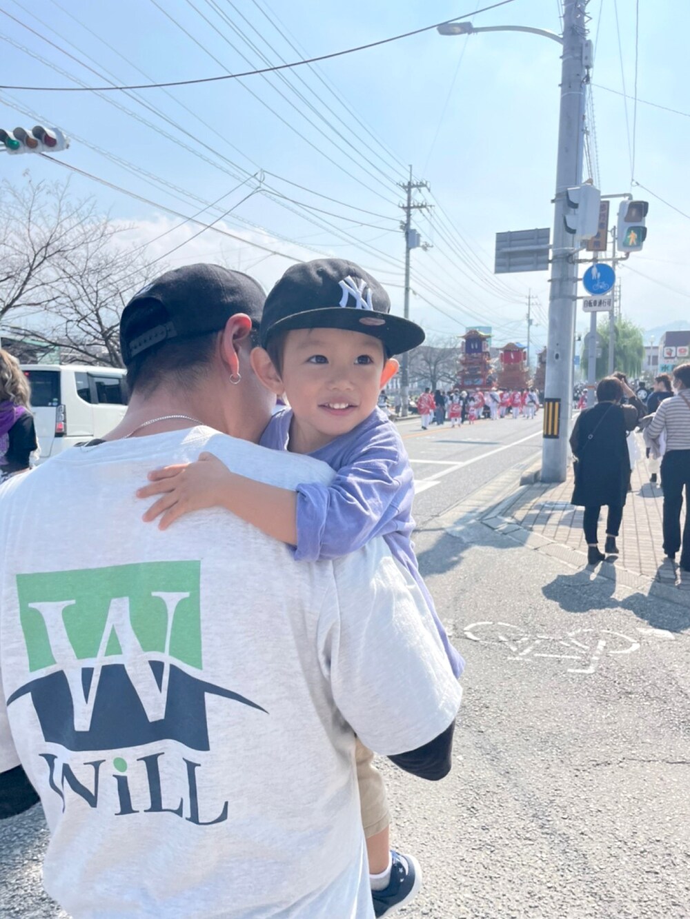 グレー系のTシャツ/カットソー、ブラック系のその他パンツ、ブラック系のスニーカーを着用したメンズの秋コーディネートの2枚目の写真