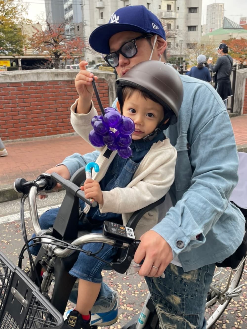 ブルー系のジャケット/アウター、ホワイト系のTシャツ/カットソー、ブラック系のショルダーバッグを着用したメンズの秋コーディネートの2枚目の写真