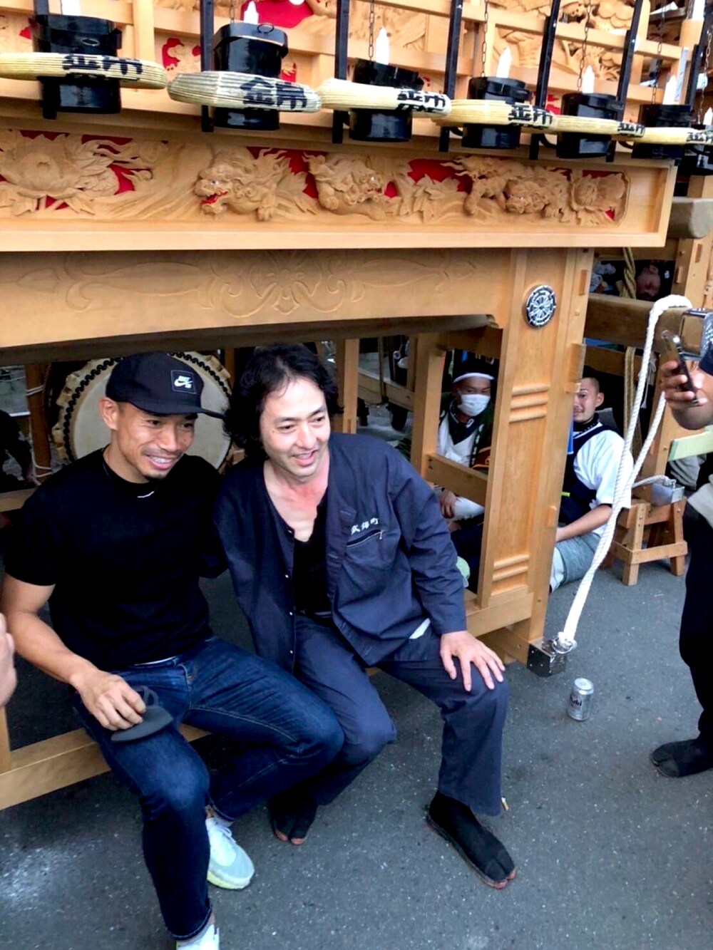 グレー系のTシャツ/カットソー、ブラック系のその他パンツ、ブラック系のスニーカーを着用したメンズの秋コーディネートの3枚目の写真