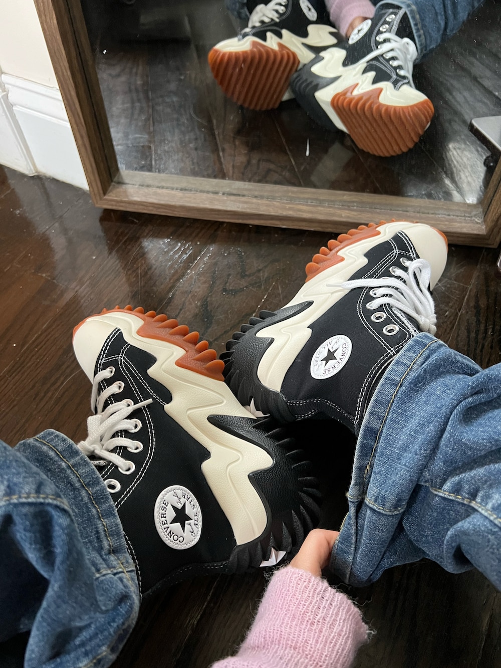 ブラック系のスニーカーを着用したレディースの春コーディネートの2枚目の写真