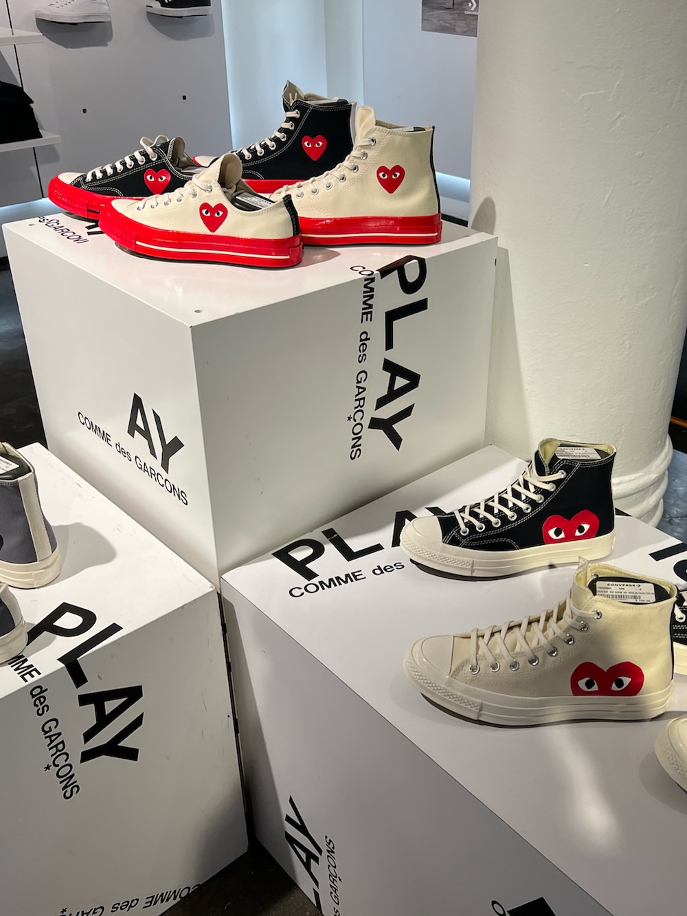 ブラック系のスニーカーを着用したレディースの春コーディネートの4枚目の写真