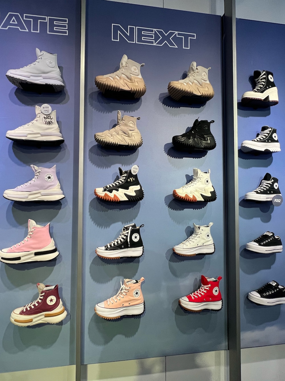 ブラック系のスニーカーを着用したレディースの春コーディネートの3枚目の写真