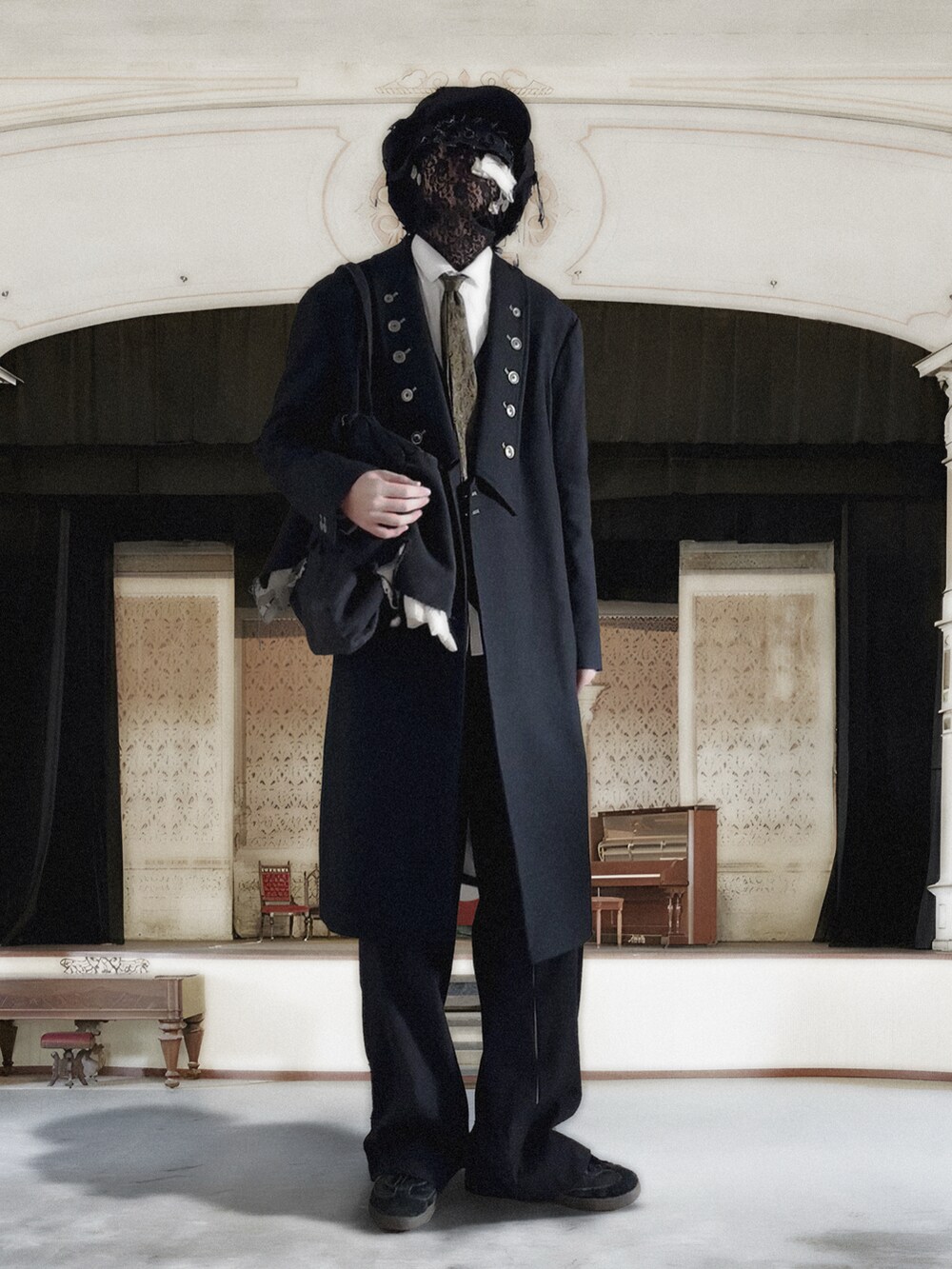 ブラック系のスニーカーを着用したメンズの夏コーディネートの2枚目の写真