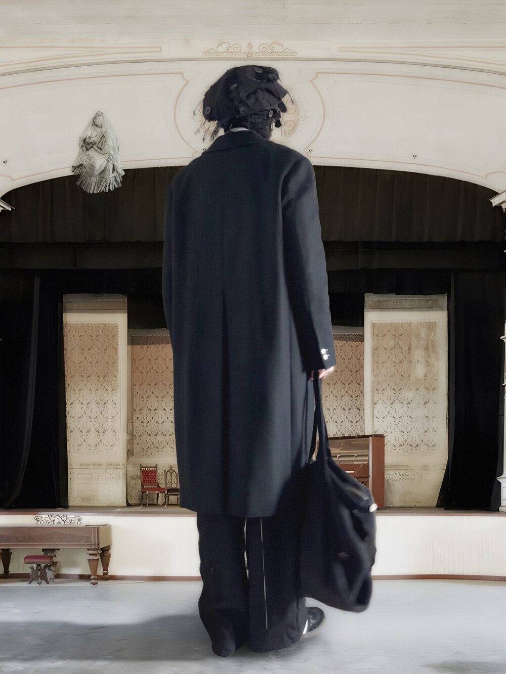 ブラック系のスニーカーを着用したメンズの夏コーディネートの3枚目の写真