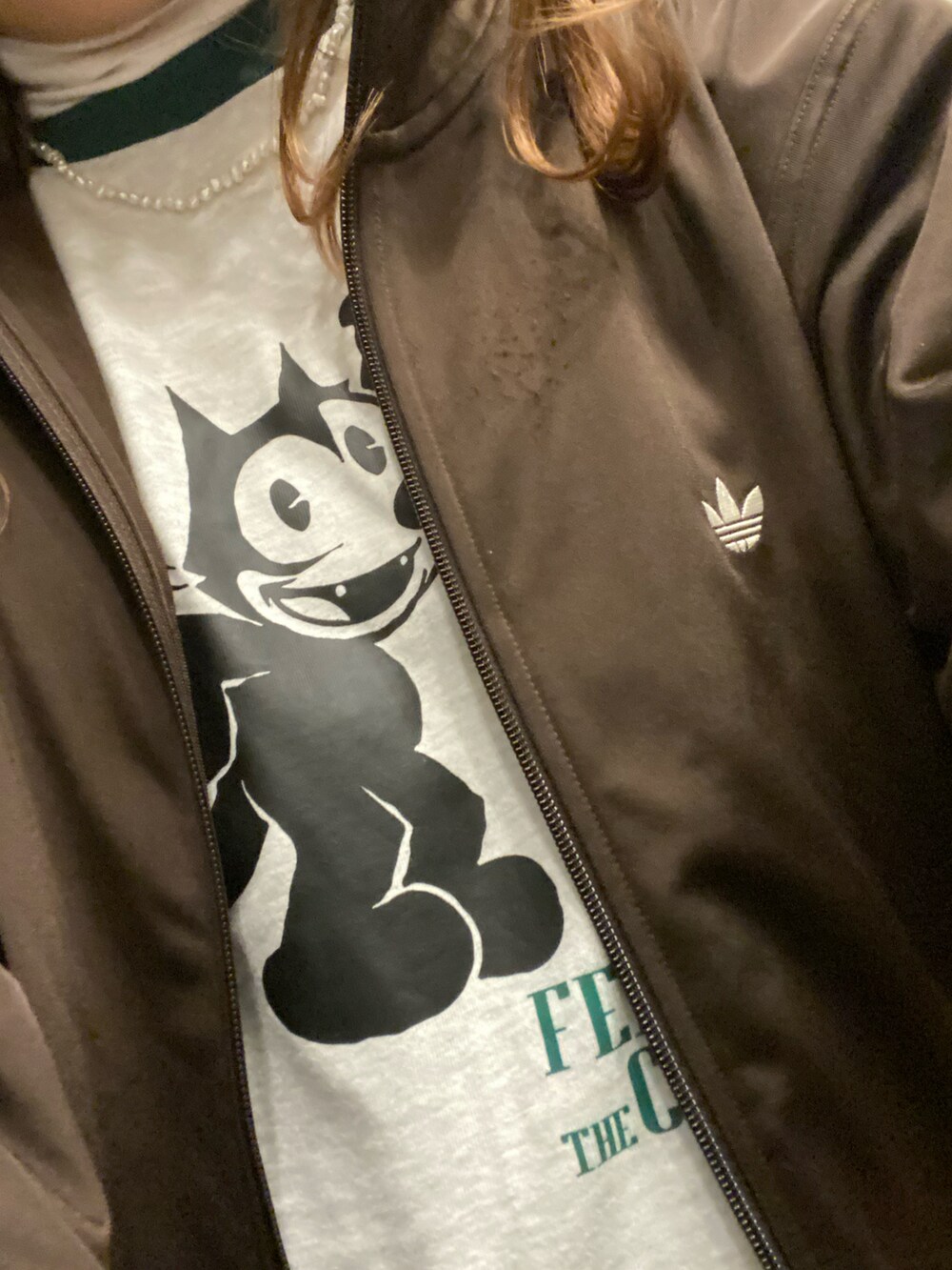 ブルー系のテーラードジャケット、ブルー系のデニムパンツ、グリーン系のトートバッグを着用したレディースの冬コーディネートの2枚目の写真