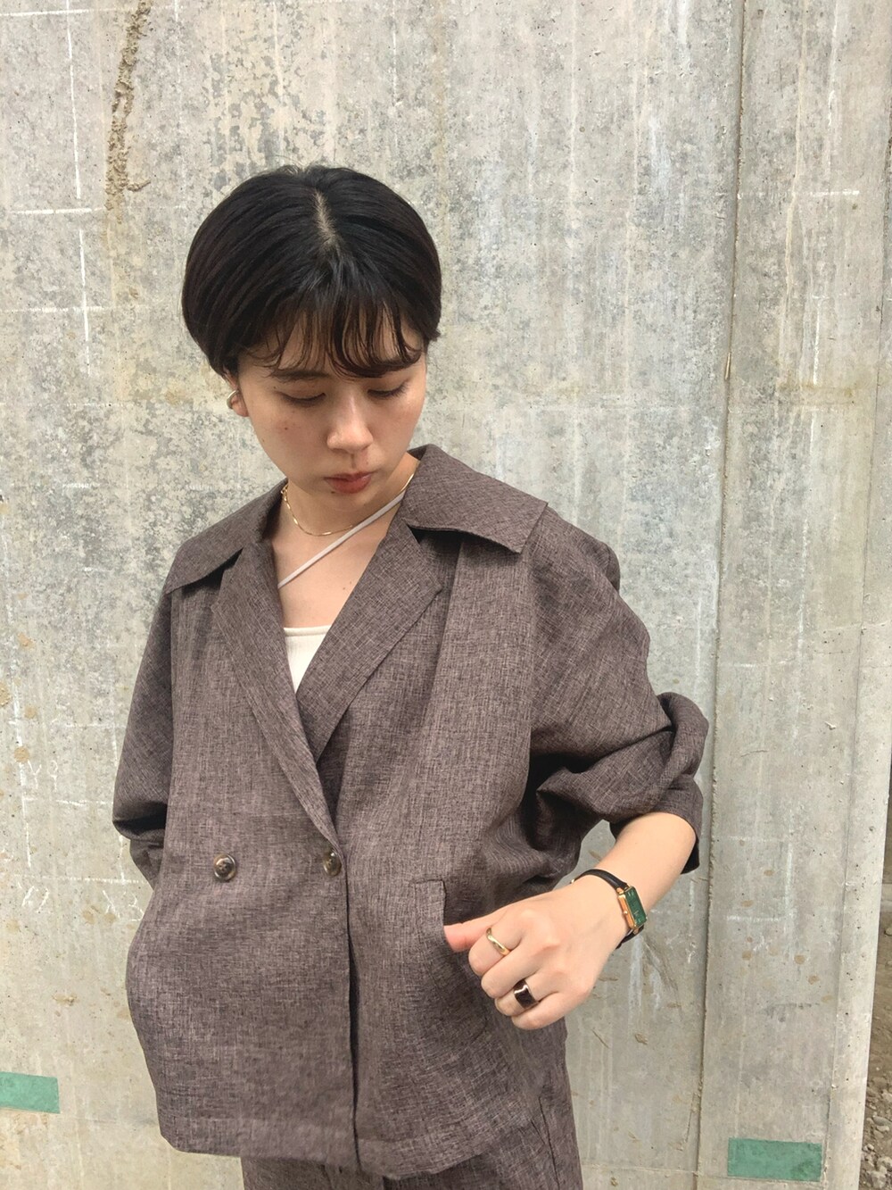 ブラウン系のトップスを着用したレディースの夏コーディネートの2枚目の写真