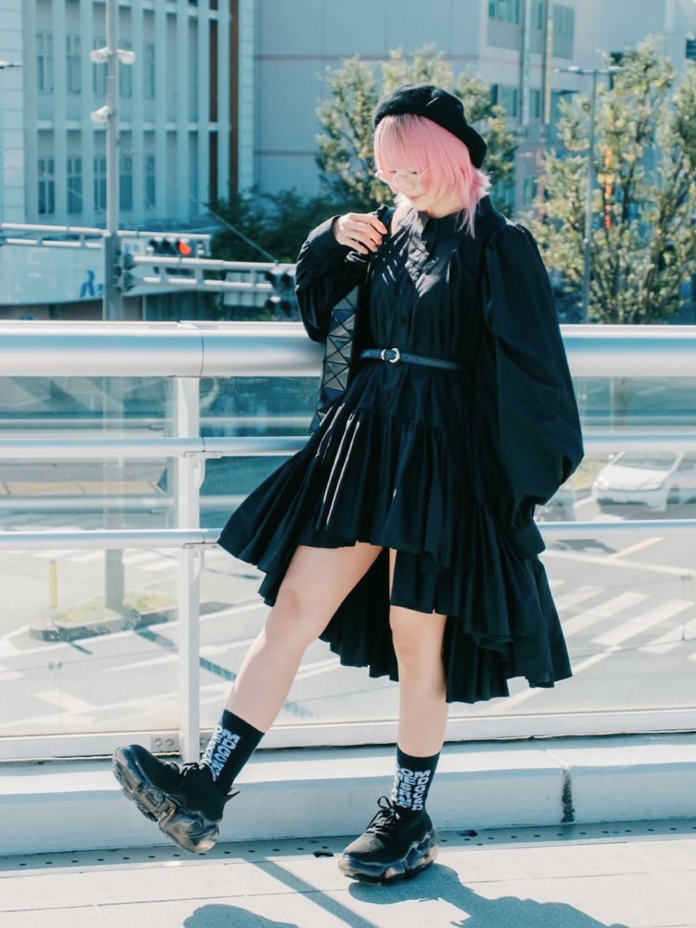 ブラック系のスニーカー、ブラック系のバッグを着用したレディースの春コーディネートの2枚目の写真