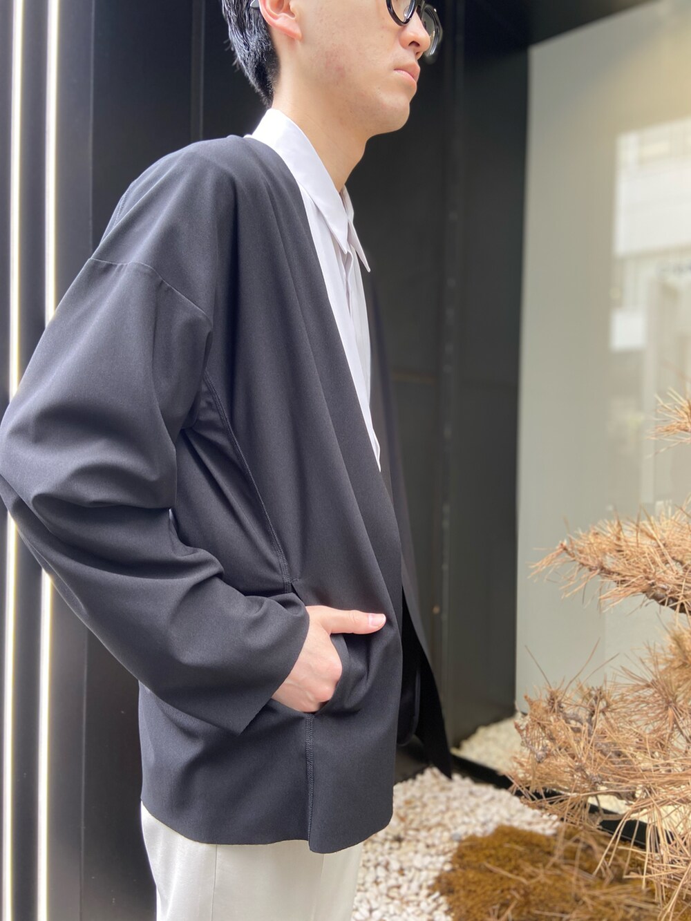ブラック系のカーディガン/ボレロを着用したメンズの春コーディネートの2枚目の写真
