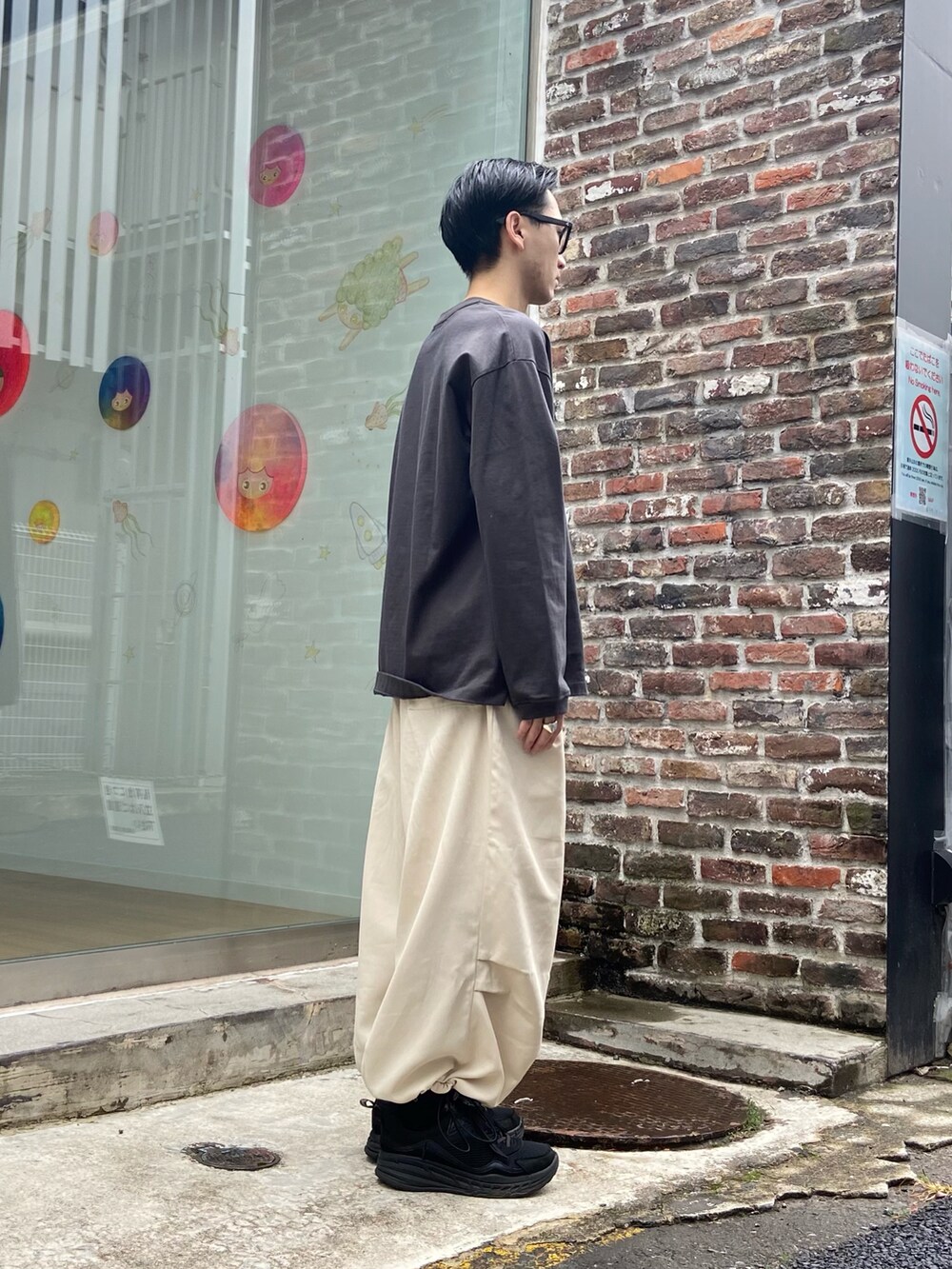 グレー系のTシャツ/カットソー、ベージュ系のカーゴパンツを着用したメンズの春コーディネートの2枚目の写真