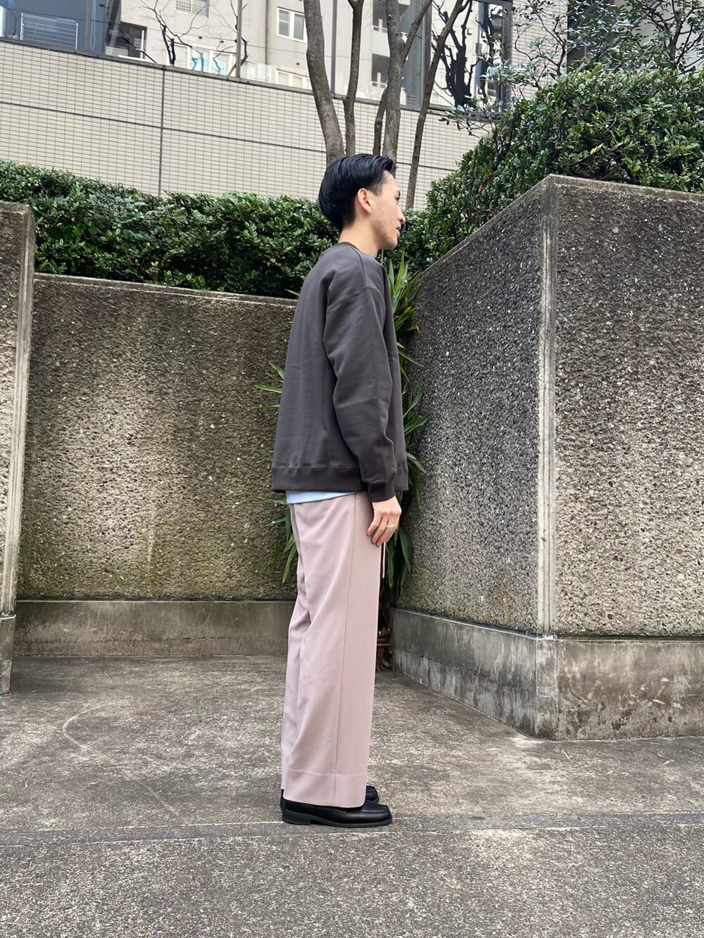 ブラック系のスウェット、ベージュ系のスラックスを着用したメンズの冬コーディネートの2枚目の写真