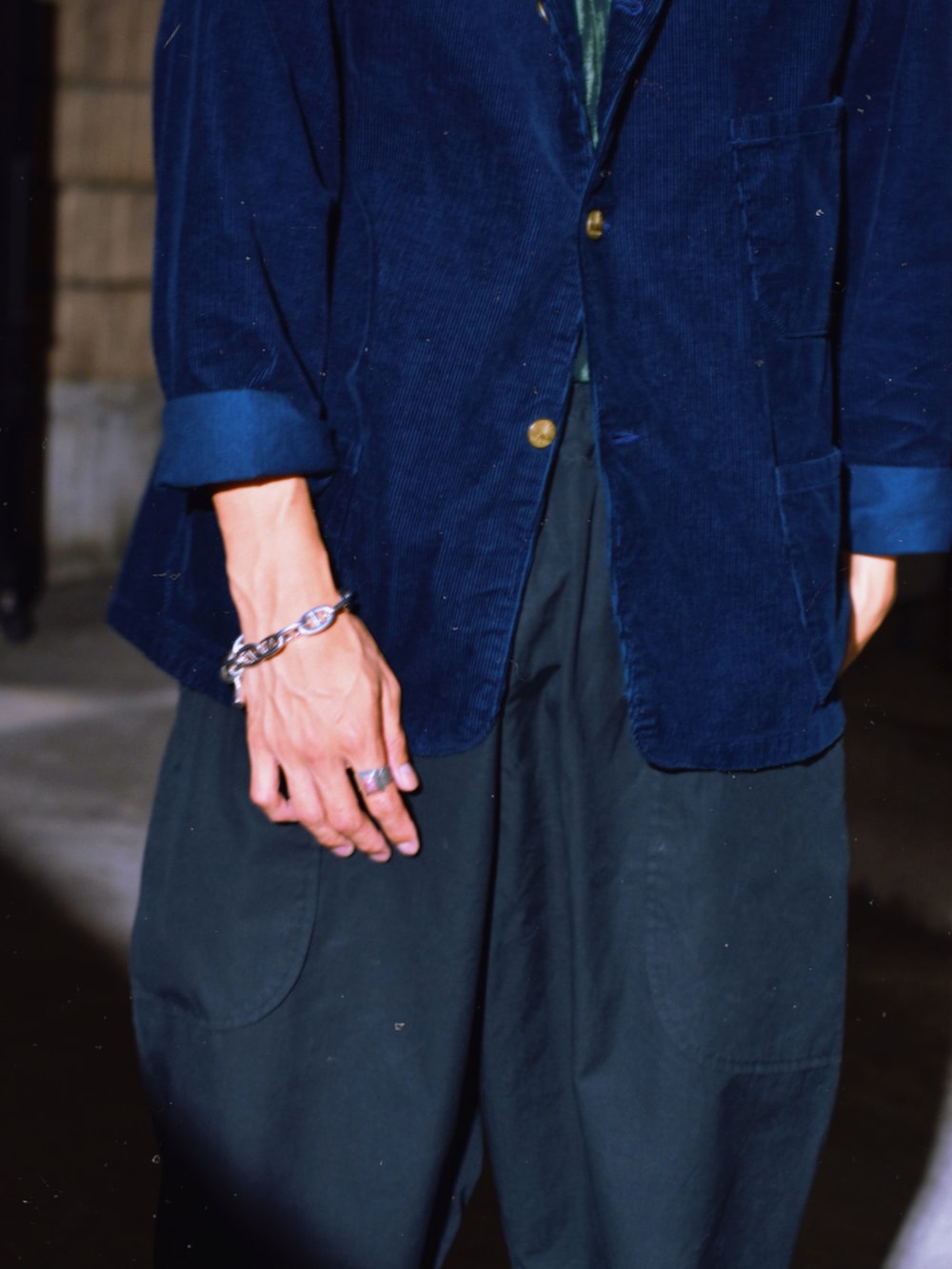 ブラック系のスリッポン、ブラック系のその他パンツ、その他のテーラードジャケットを着用したメンズの秋コーディネートの3枚目の写真