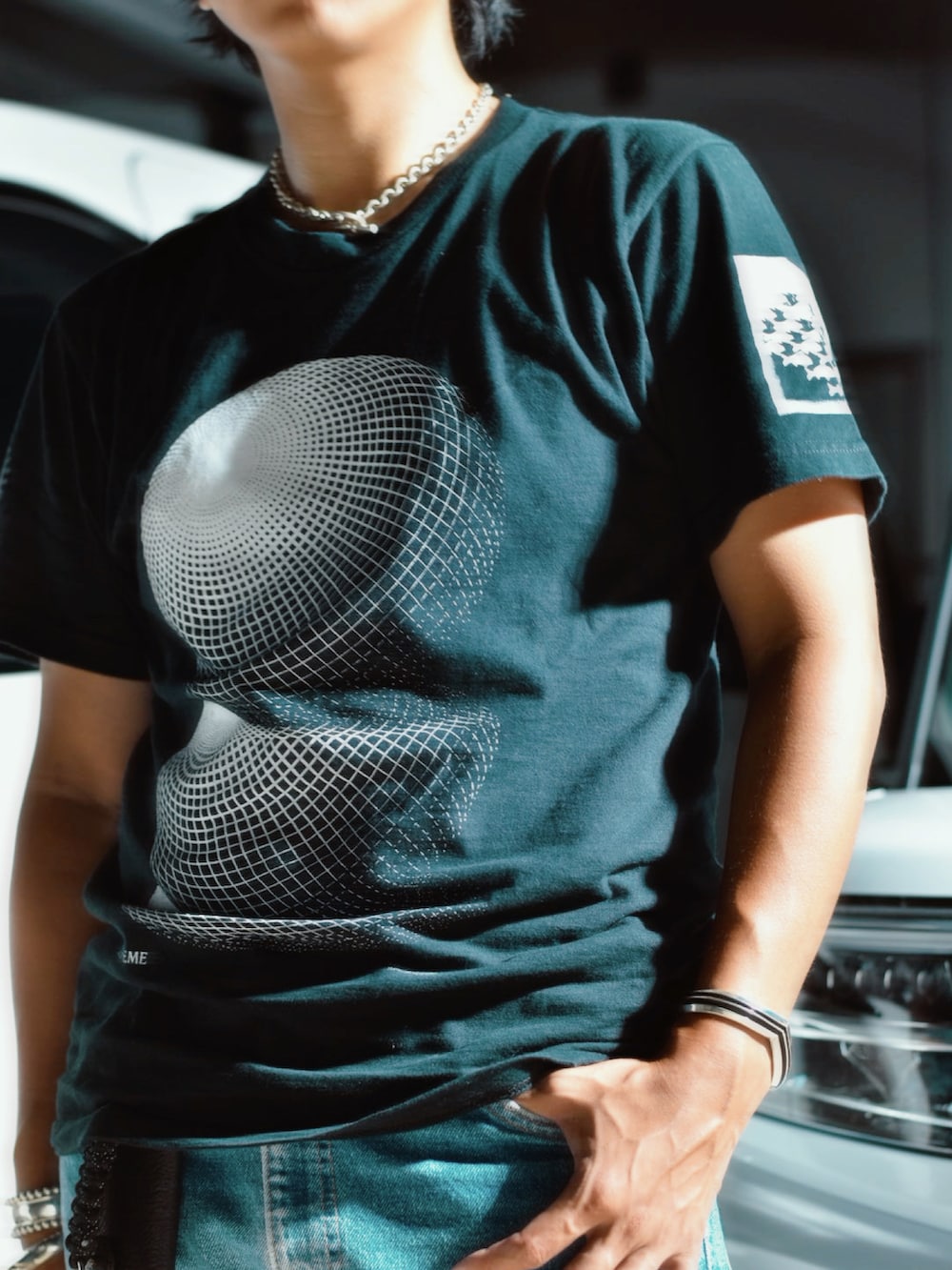 その他のスニーカー、ブラック系のTシャツ/カットソー、ブルー系のデニムパンツを着用したメンズの夏コーディネートの2枚目の写真