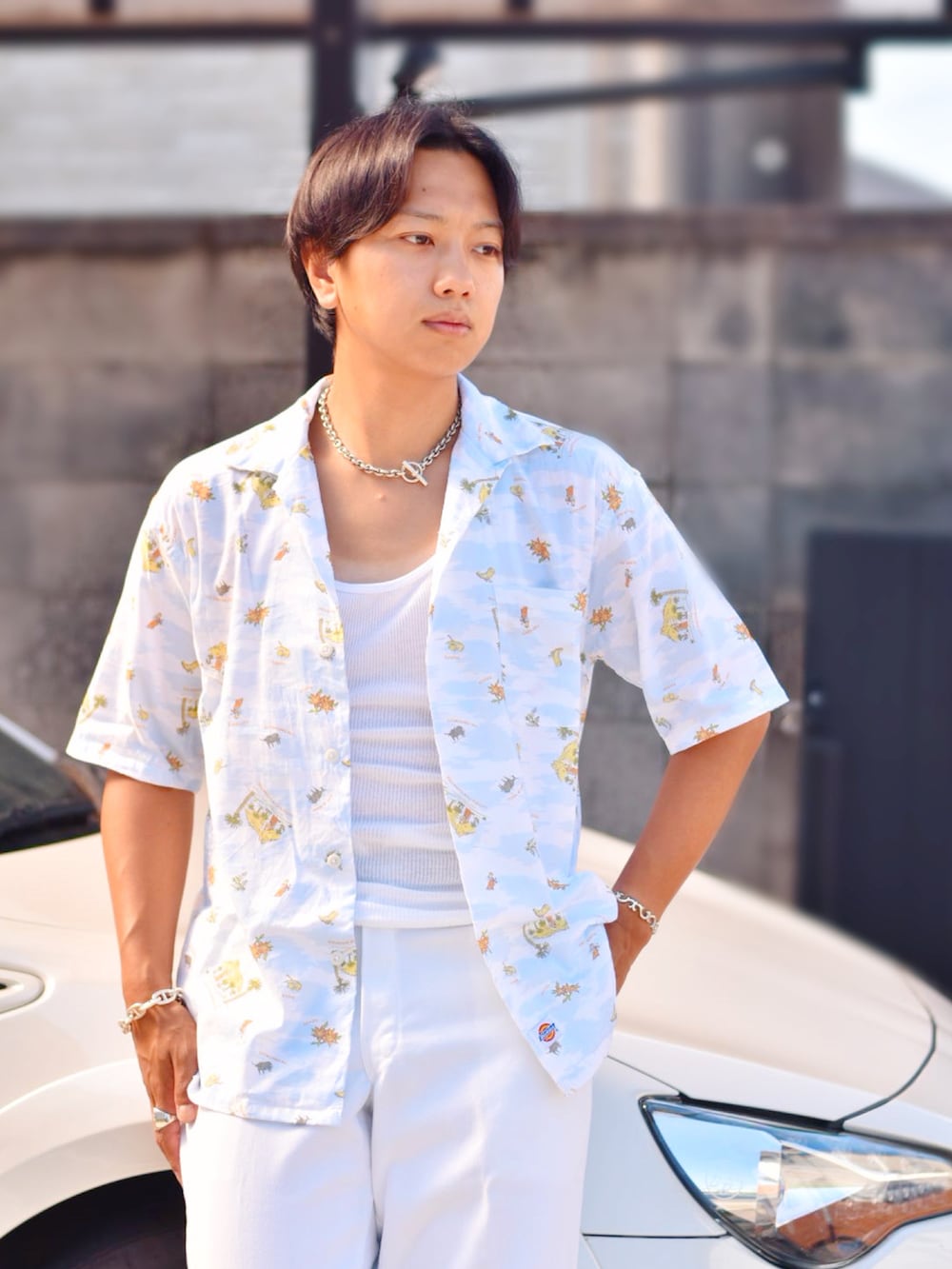 ホワイト系のシャツ/ブラウスを着用したメンズの夏コーディネートの3枚目の写真