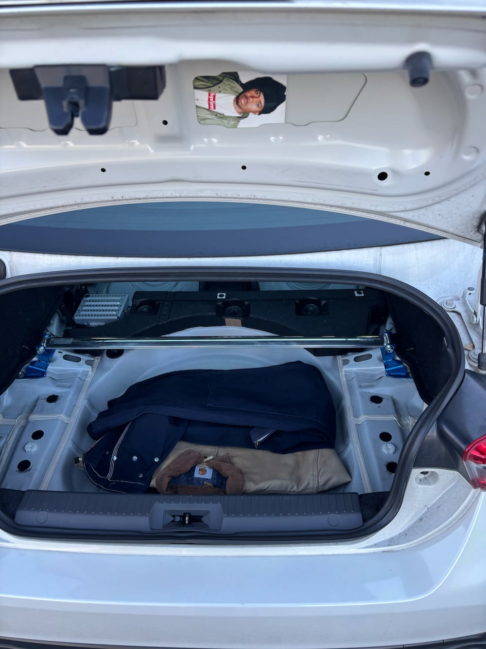 ブラック系のカーディガン/ボレロ、ブラック系のジャケット/アウター、グレー系のチノパンツを着用したメンズの冬コーディネートの2枚目の写真