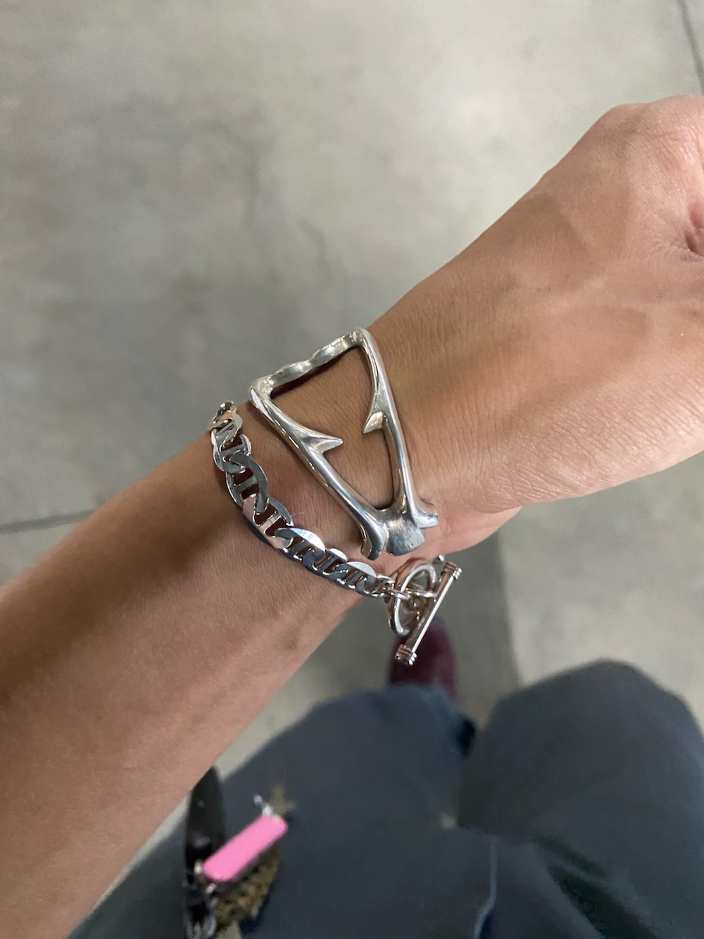 ブラック系のシャツ/ブラウス、ブラック系の財布、シルバー系のブレスレットを着用したメンズの秋コーディネートの2枚目の写真